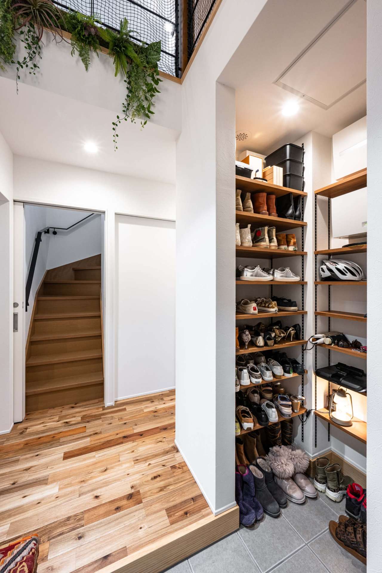 家族全員の靴や趣味の道具をスッキリ収納。玄関を常に美しく保つための必須アイテムです。