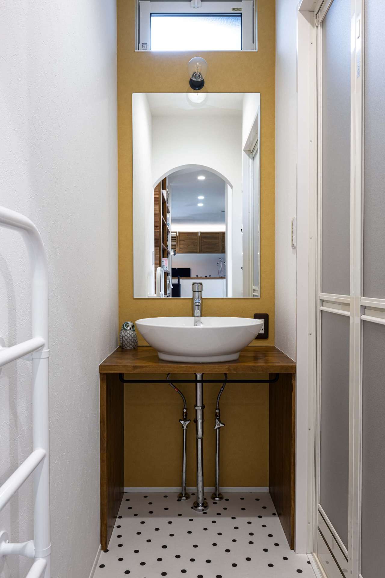 ビタミンカラーのアクセントクロスがポイントの洗面台