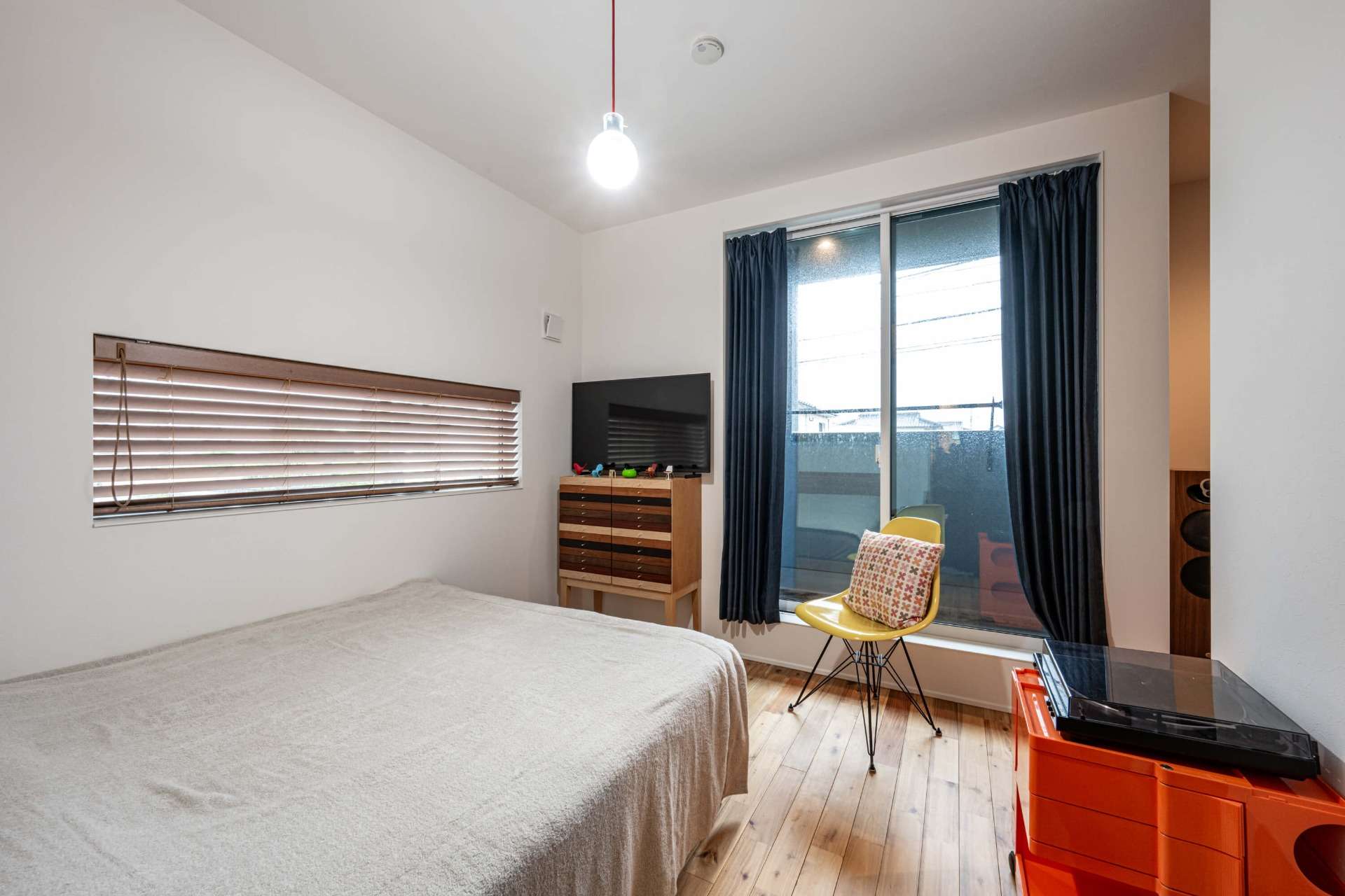 プライバシーを守りつつ、適度な光を取り入れた寝室。静かな安らぎの時間をもたらします。