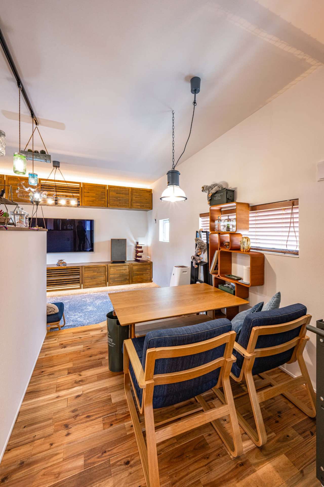 視線が外へ抜けるよう計算された配置。実際の面積以上の広がりを感じさせる魔法の設計です。