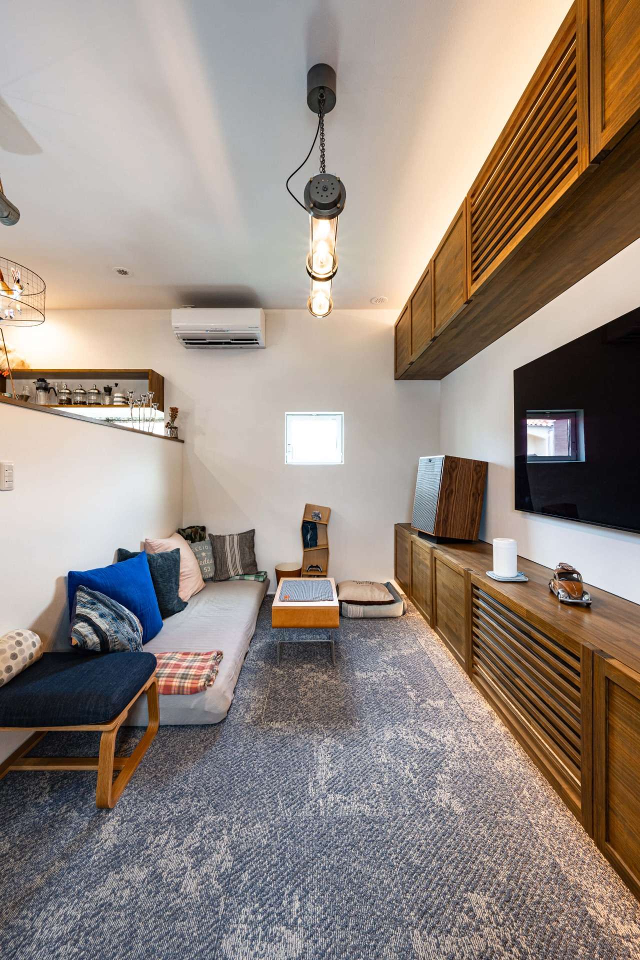 二階リビングにすることで外からの視線を気にせずに光を取り込めるリビング