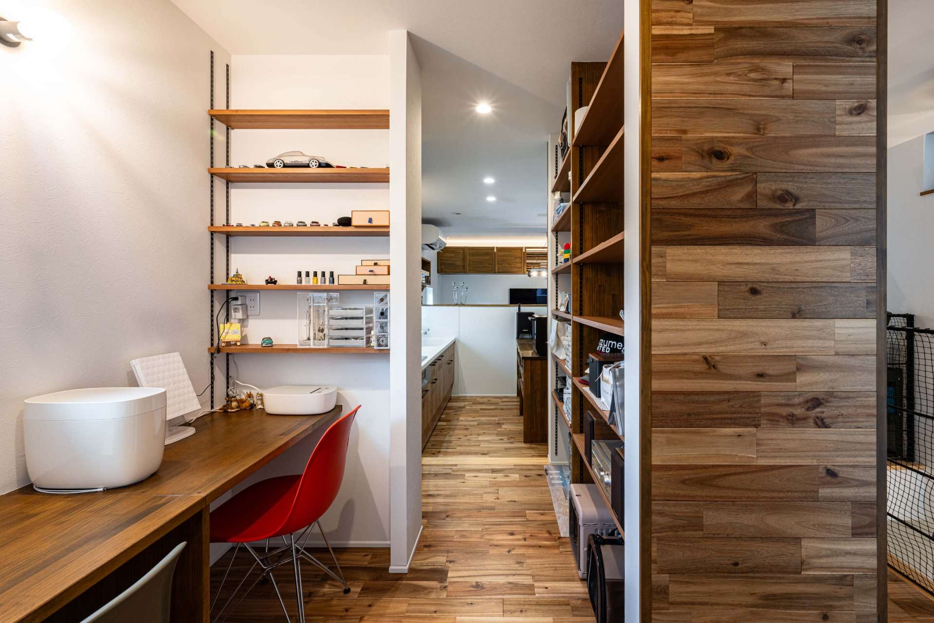 廊下の一角に設けた作業スペース。PC作業や読書など、多目的に活用できる場所です。