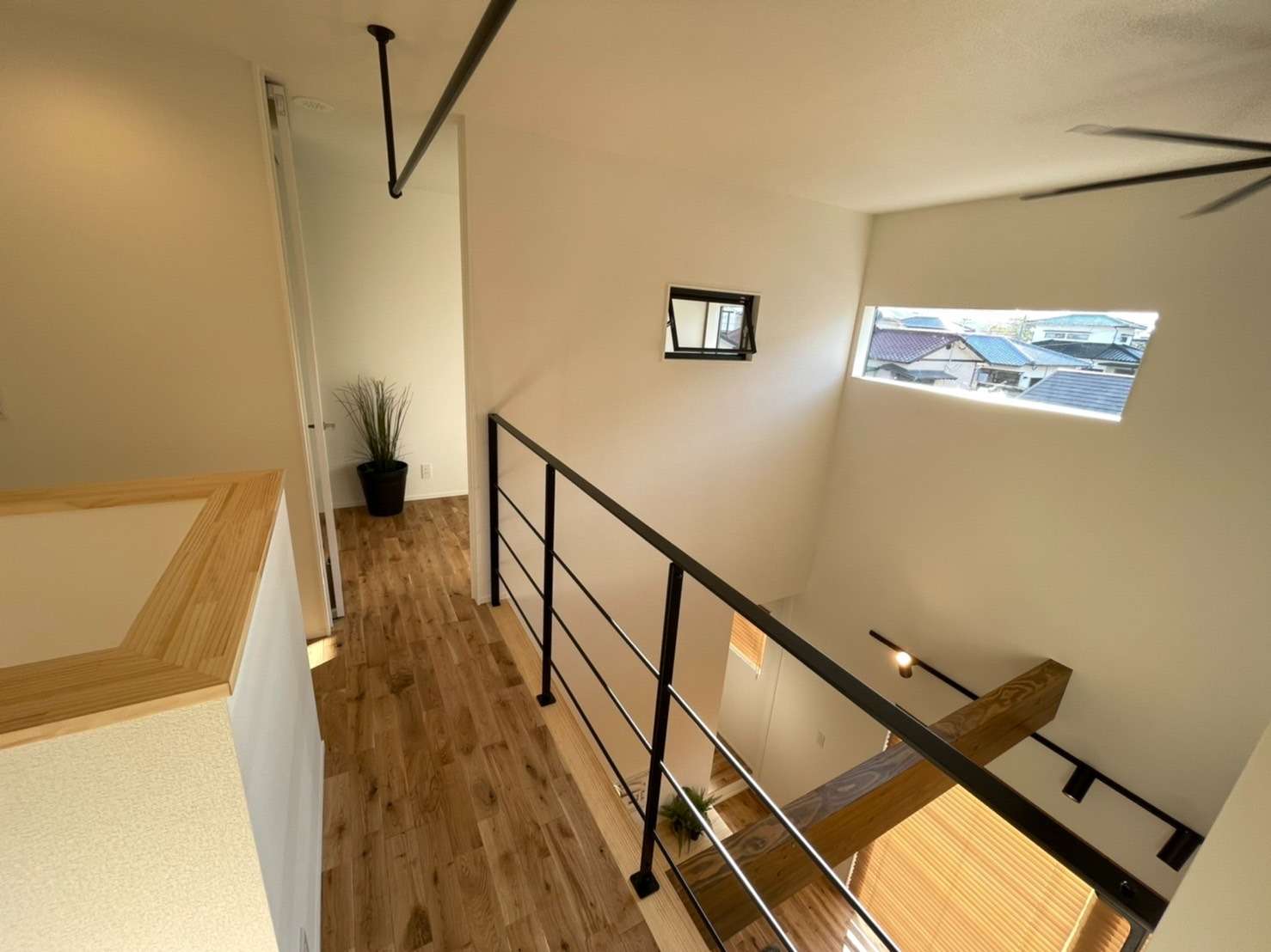 吹抜けにはピクチャーウインドウを設けて明るい光を取り込んでいます