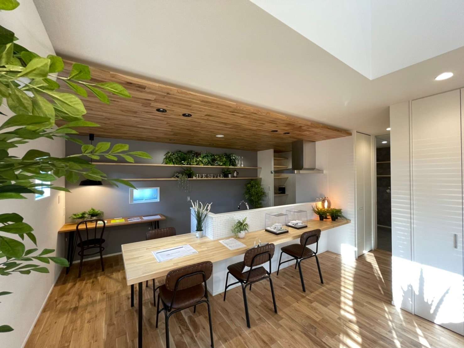 キッチンからそのまま配膳できる造作カウンター付きのキッチン