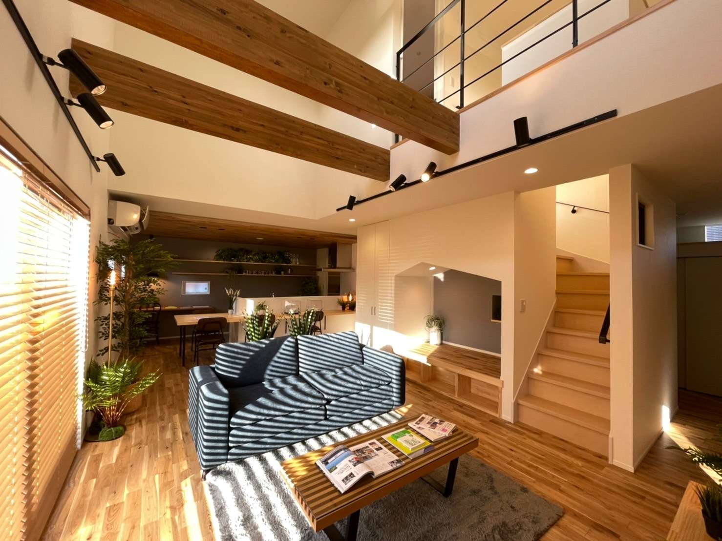 吹抜けリビングには子供たちの隠れ家にもなるヌック