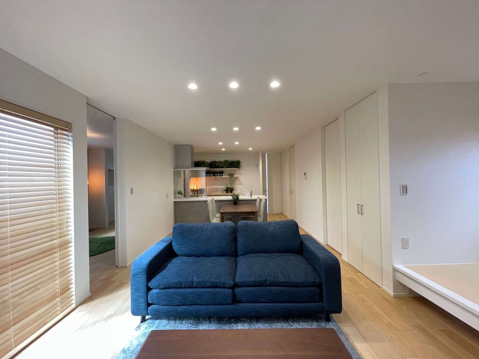 光溢れる広々としたLDK。高い天井と大きな窓が、平屋ならではの開放感を引き立てます。