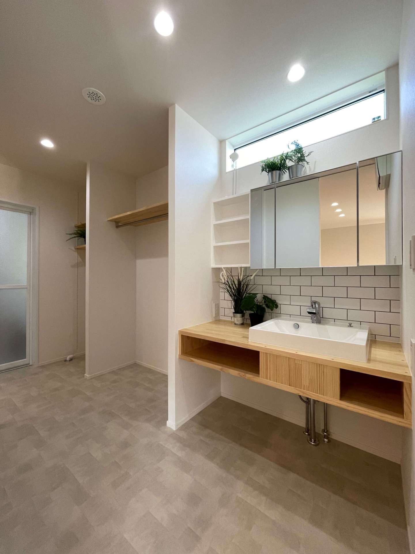 清潔感あふれる使い勝手の良い洗面スペース。家事動線をコンパクトにまとめ、負担を軽減します。