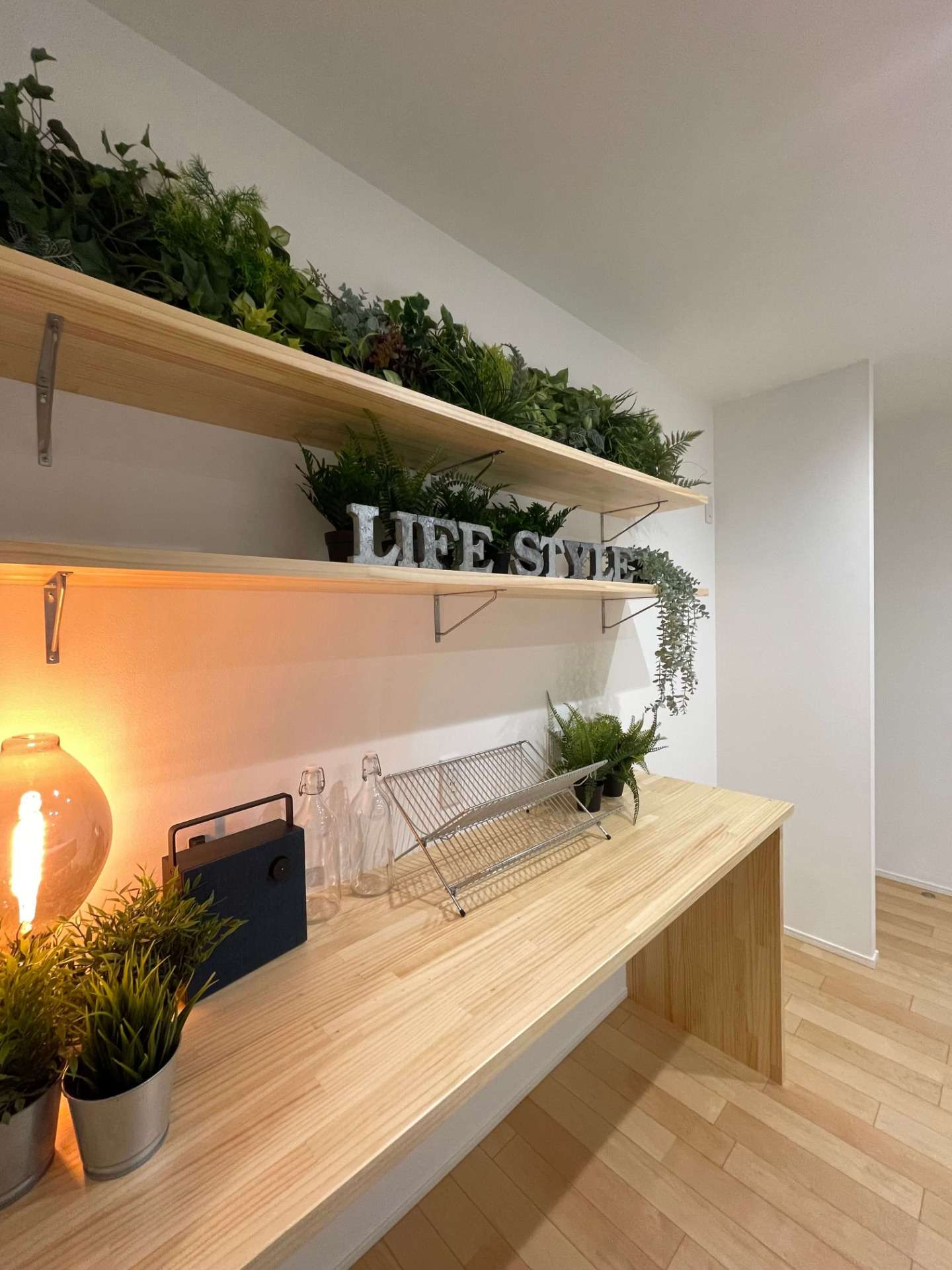 一級建築士のこだわりが光る造作棚。デッドスペースを有効活用し、機能美を追求しました。