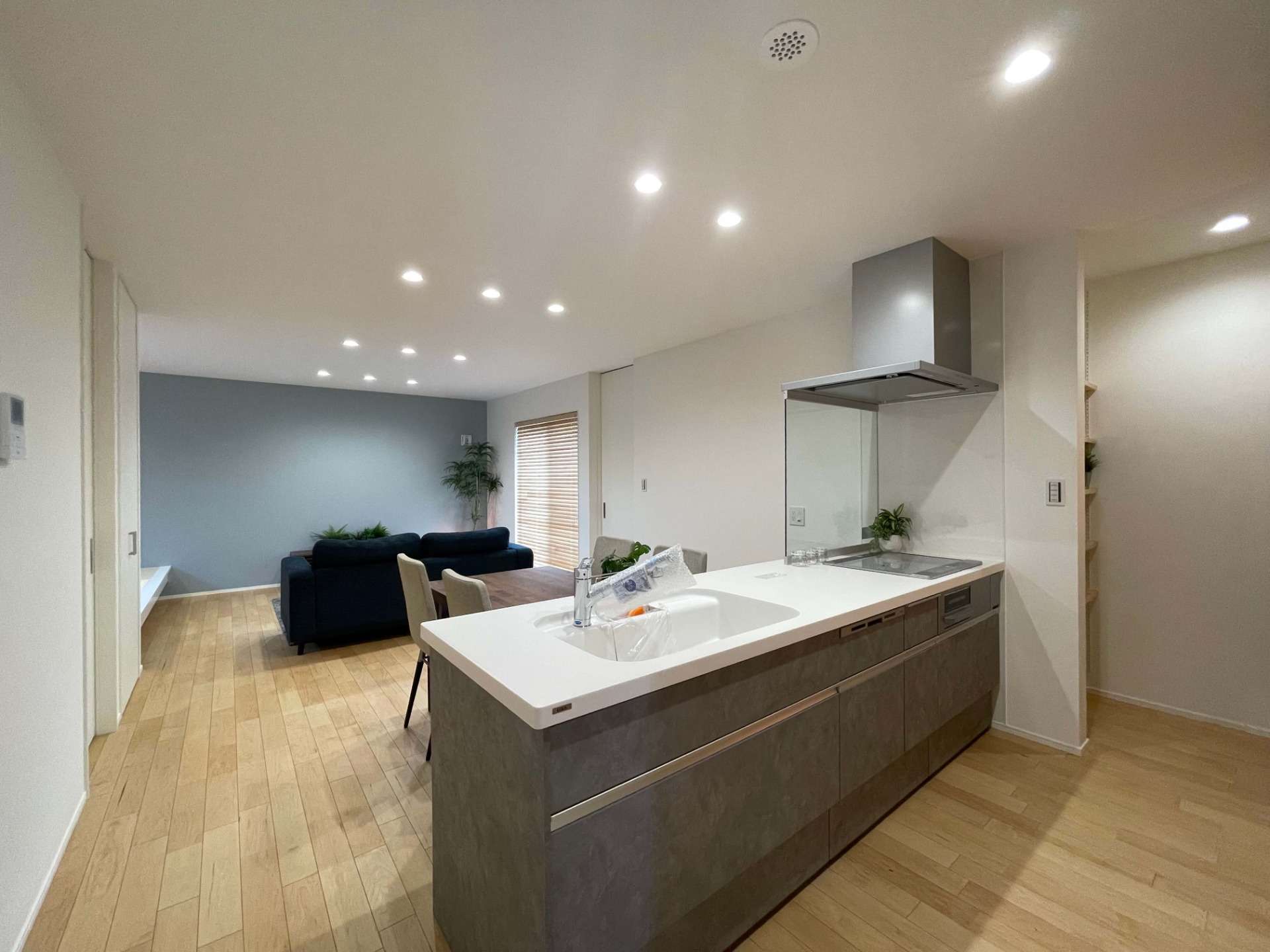 お料理をしながらリビング全体が見渡せる設計。家族の会話が自然と弾む、対面キッチンです。