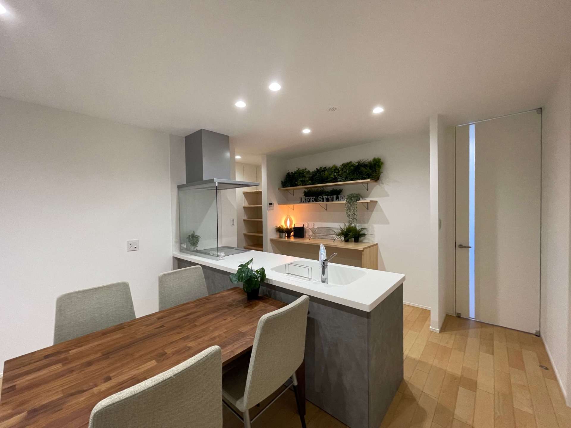 木の温もりを感じるインテリアコーディネート。毎日のお食事がより美味しく感じられる空間です。