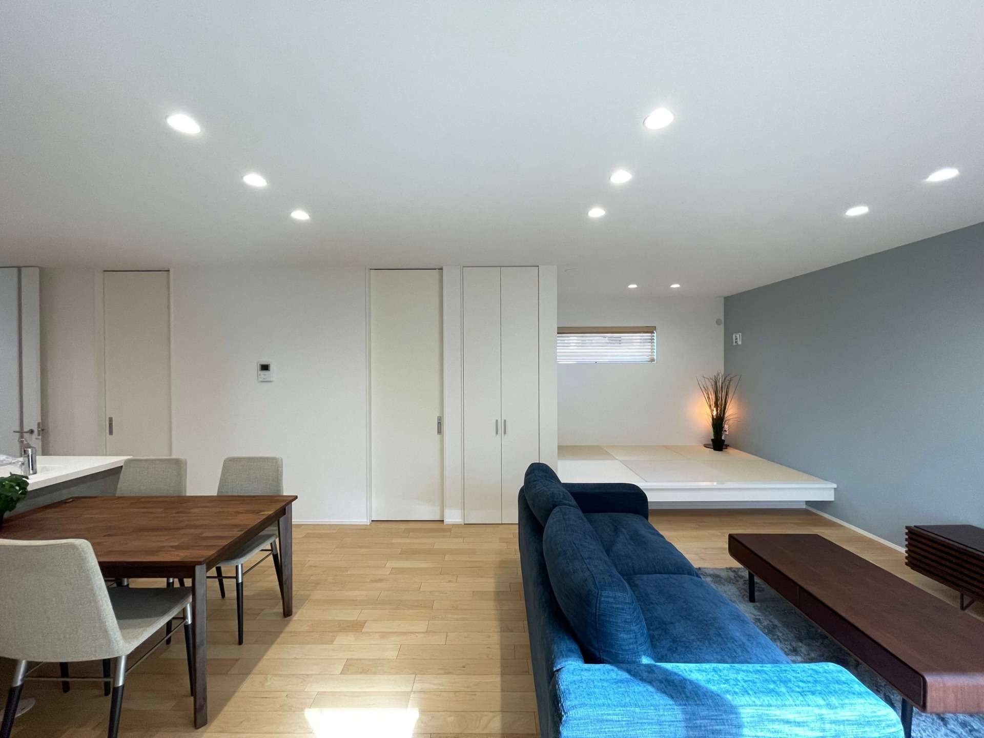 和の落ち着きとモダンなデザインが融合。段差を活かした設計で、空間にメリハリをつけました。