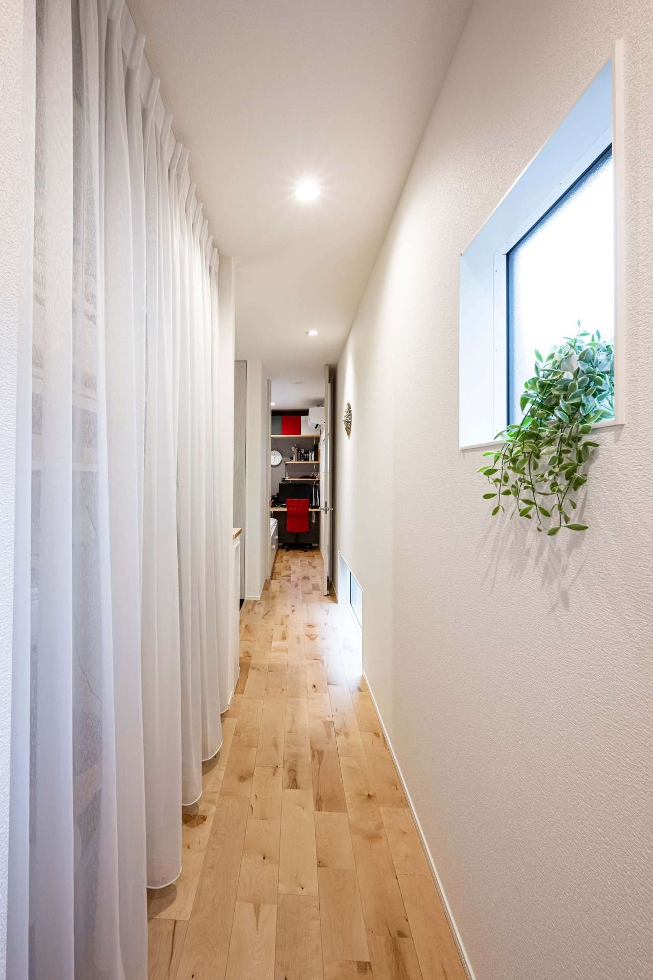 ウォークスルークローゼットを設けた廊下