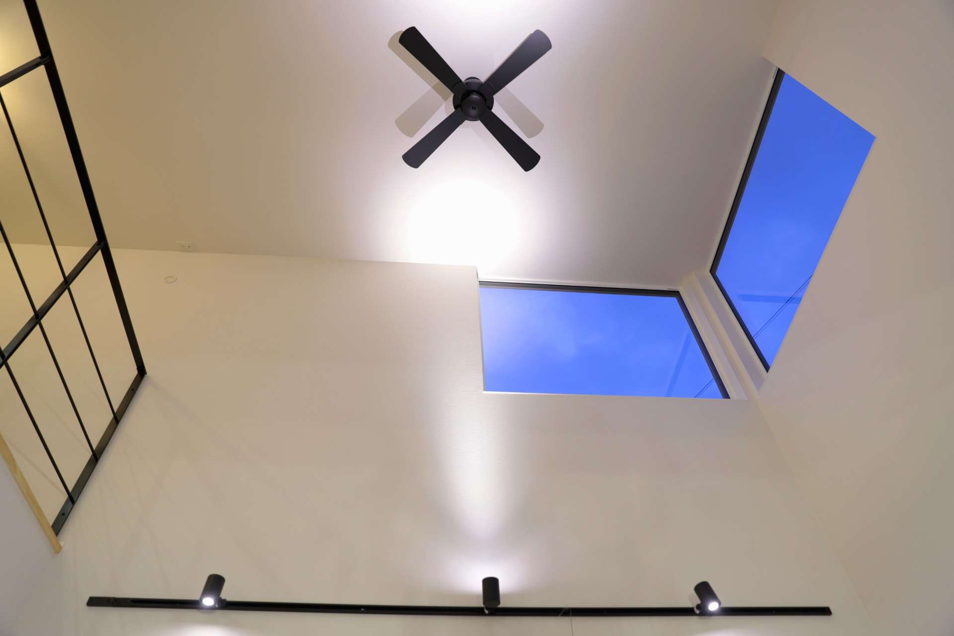 空へと視線が抜けるダイナミックな吹抜け。圧倒的な開放感が、住まう人の心まで解き放ちます。