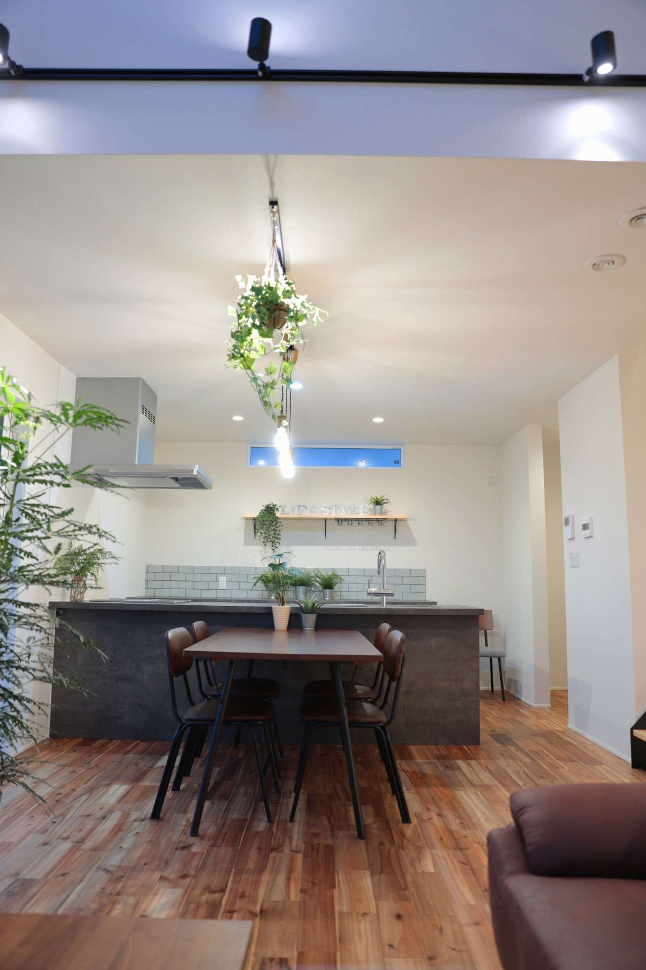 柔らかな光に包まれて囲む食卓。日常の何気ない食事が、特別な時間へと変わる空間演出です。