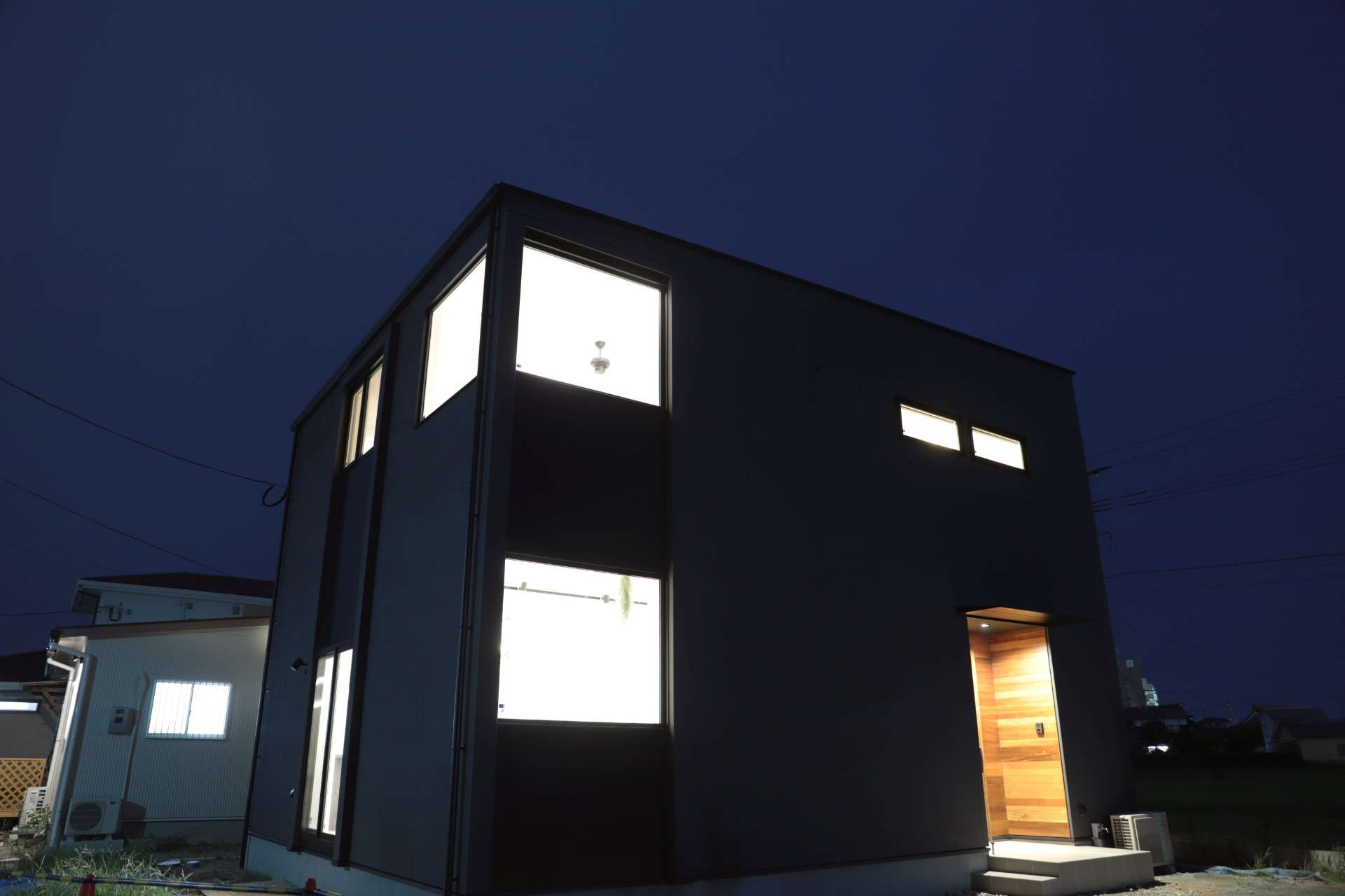 室内の明かりがピクチャーウィンドウから漏れ、夜の街並みを美しく彩る、宝石箱のような住まい。