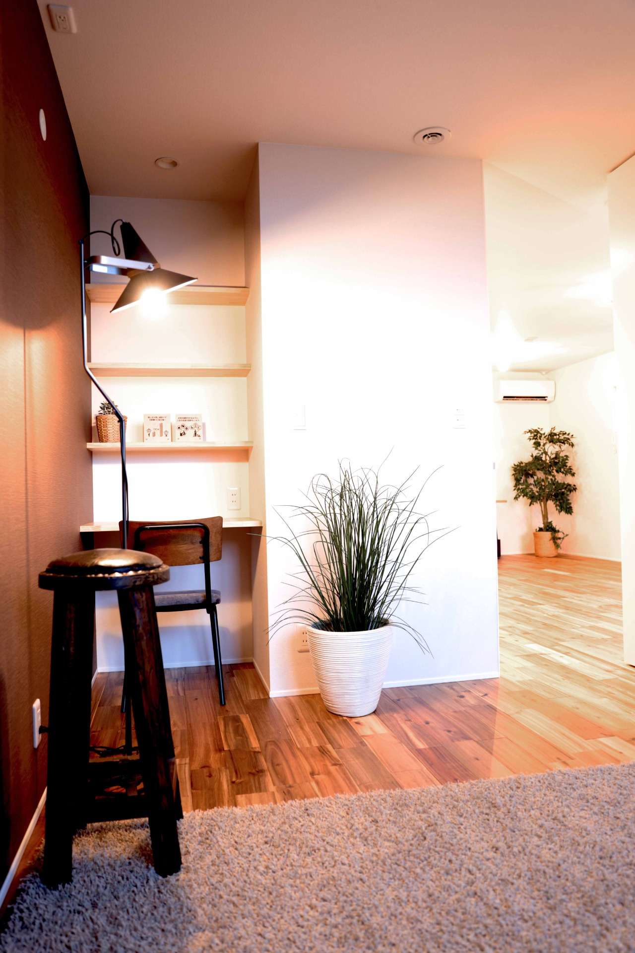 壁面に設けた造作棚、収納としてもワークスペースとしても利用できる多機能な棚