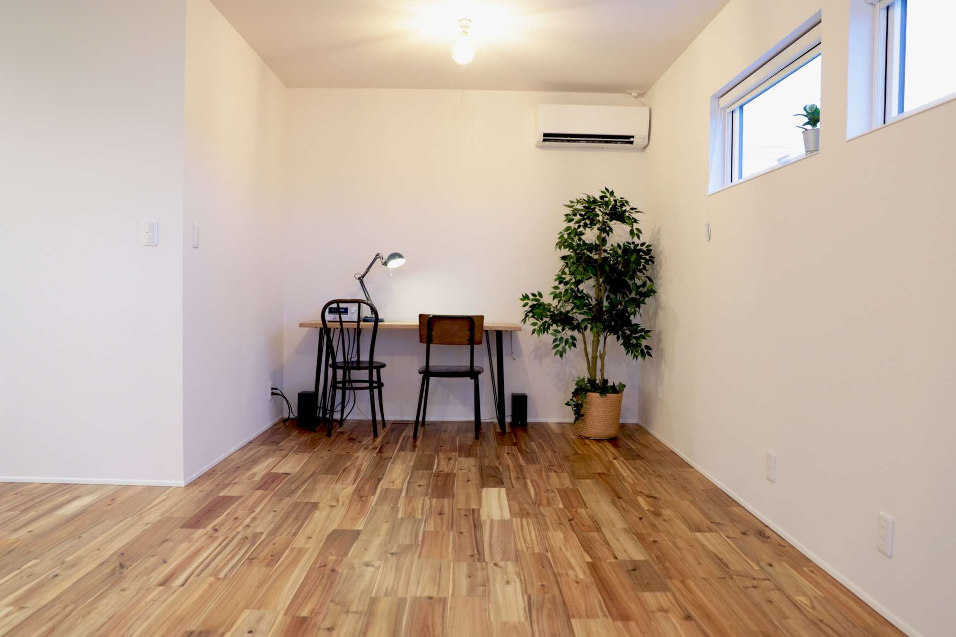 落ち着いた配色とライティングの洋室