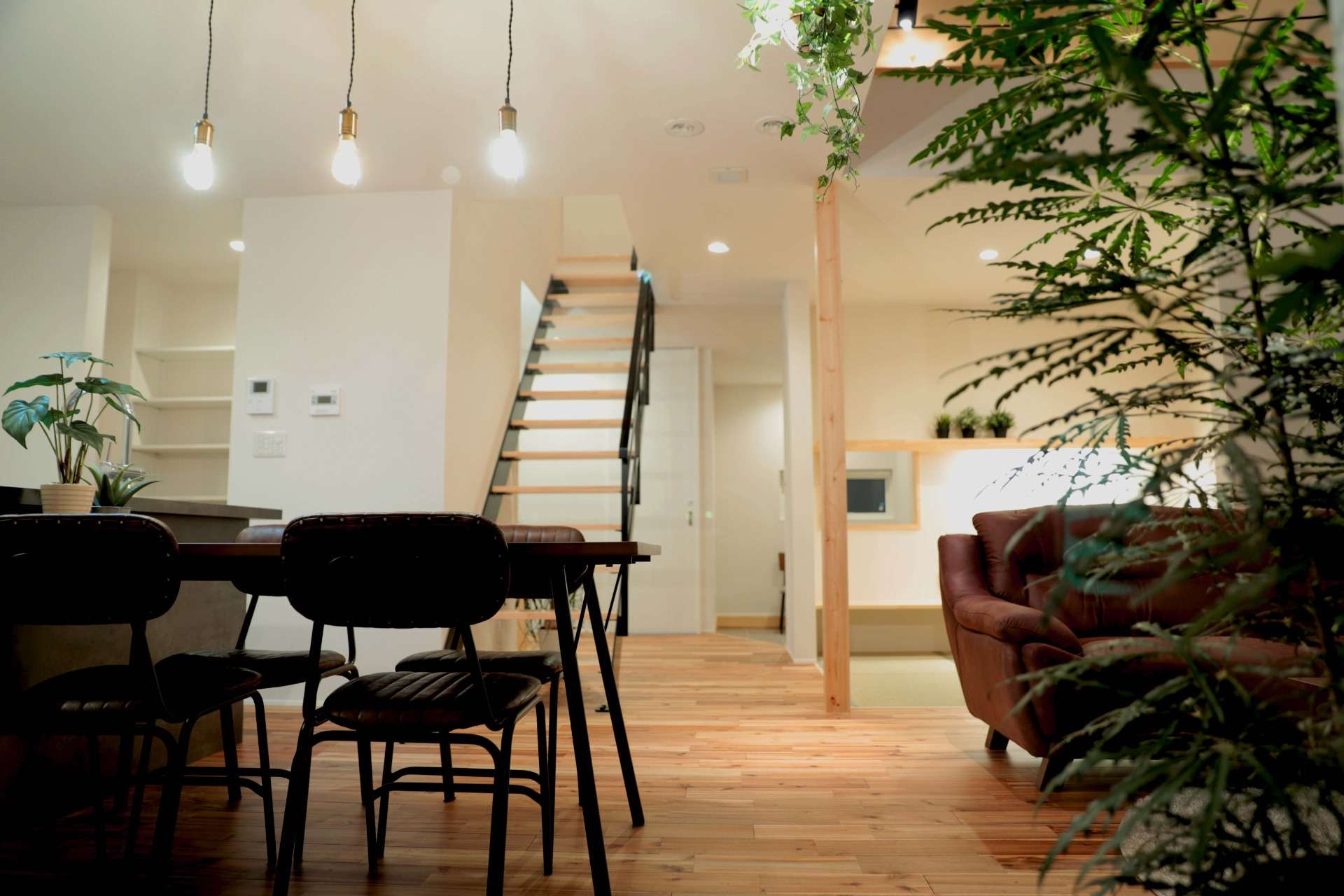 吹抜けとピクチャーウインドウから光が差し込むリビング