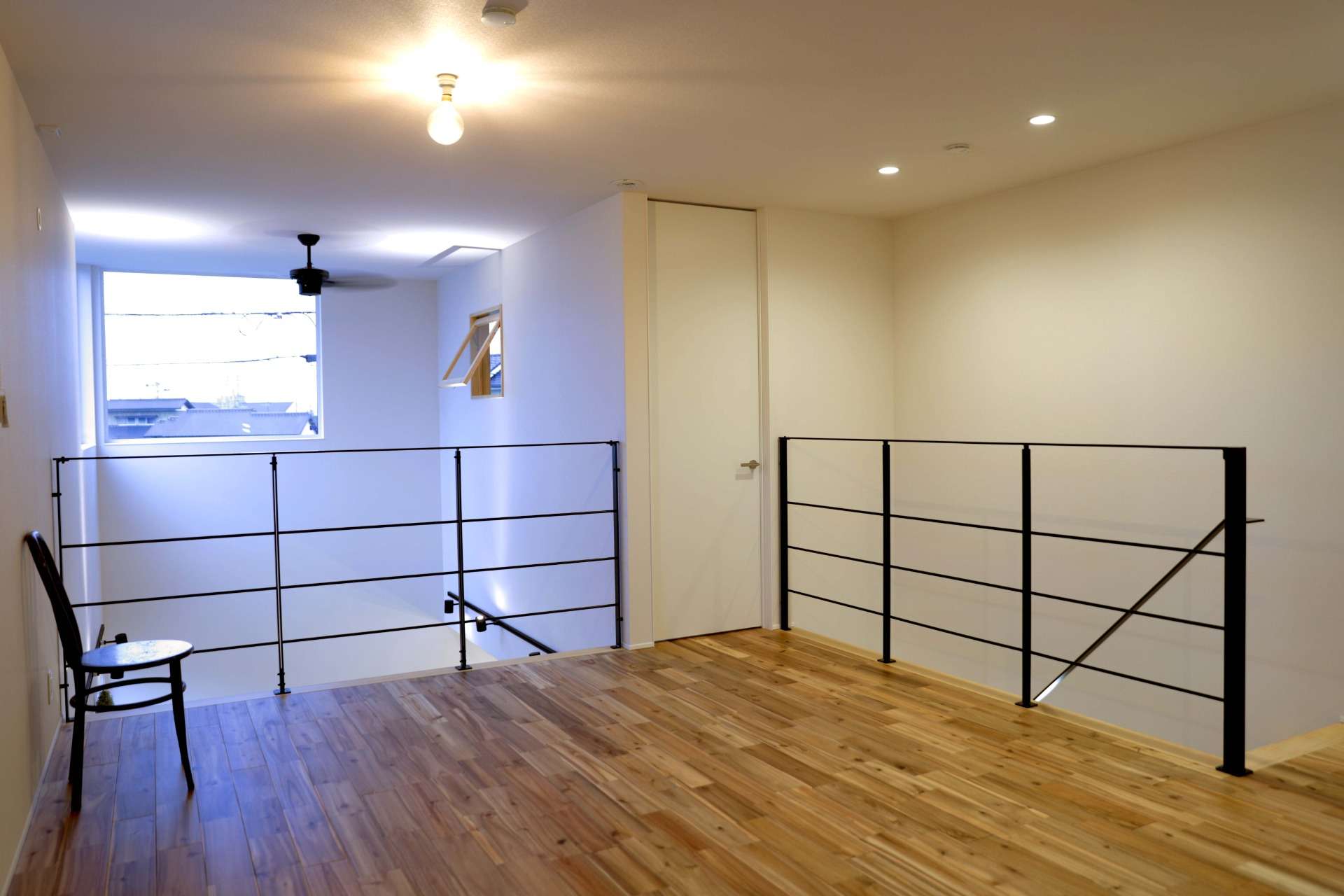 吹き抜けに面した開放的な2階スペース。1階にいる家族と会話を楽しみながら過ごせる特別な場所です。