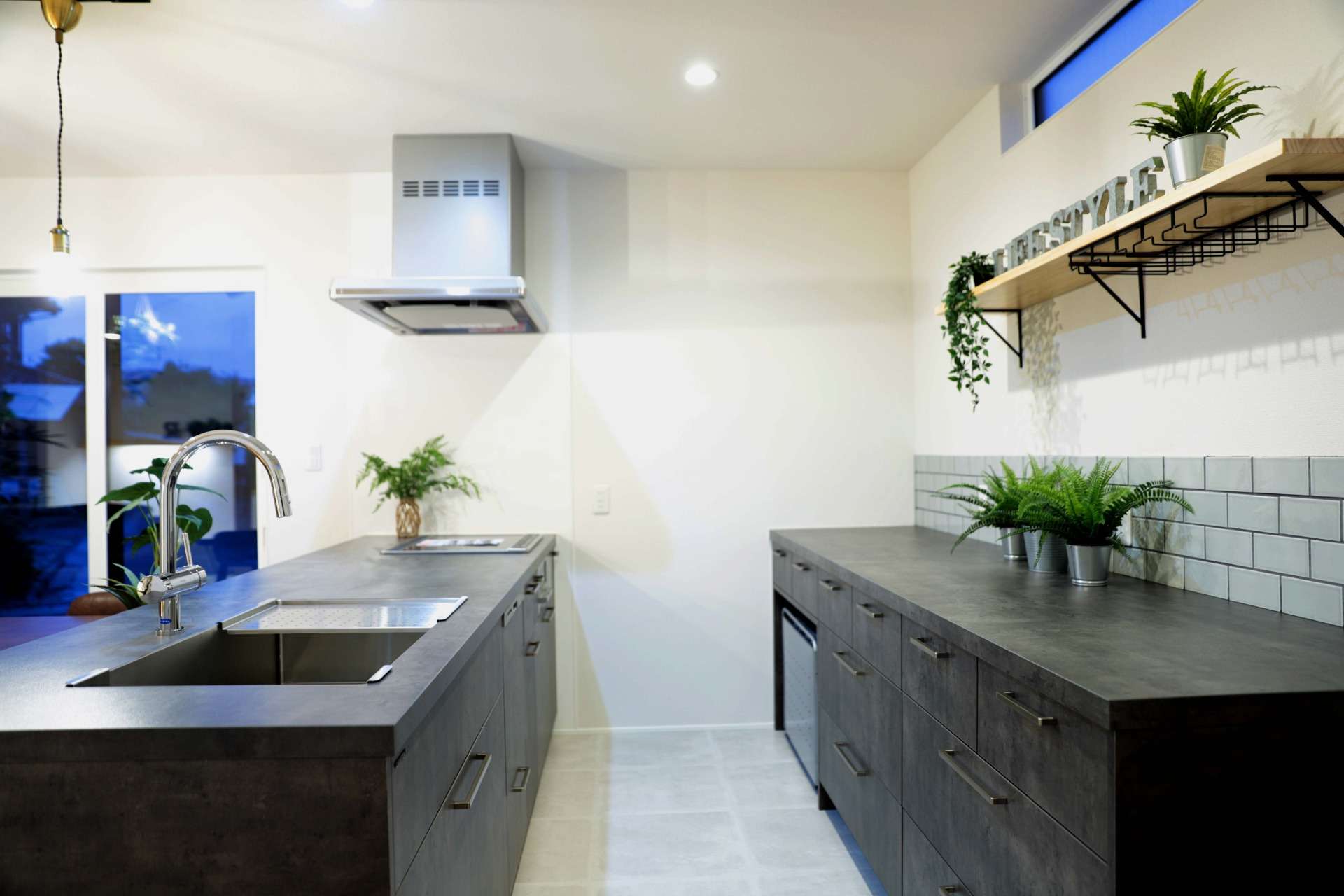 機能性と意匠性を兼ね備えた大容量収納。スッキリと片付くことで、空間の美しさがより際立ちます。