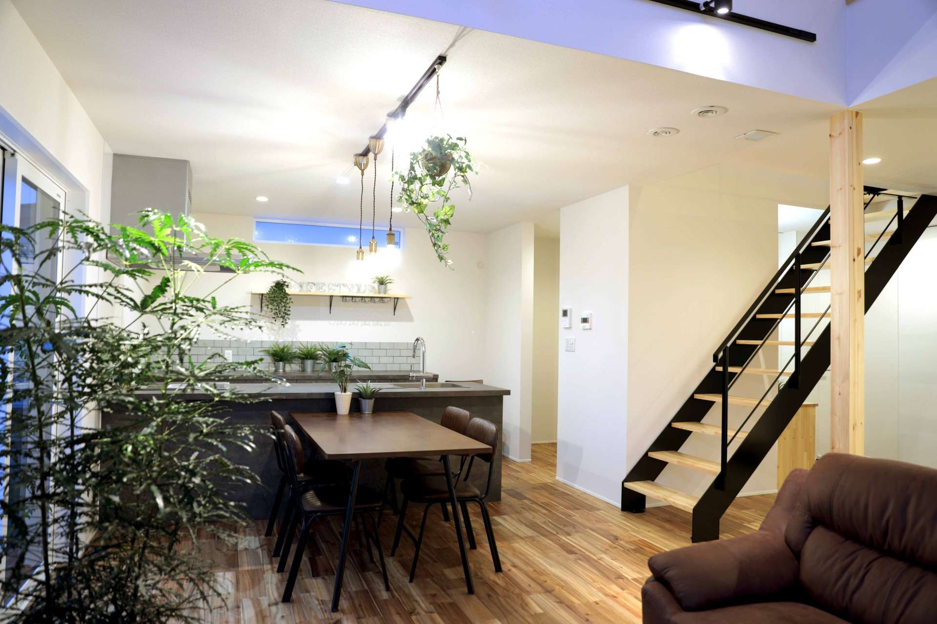 家族全員が集まってもゆとりを感じるLDK。それぞれの時間を尊重しながら、共に過ごせる心地よい場所。