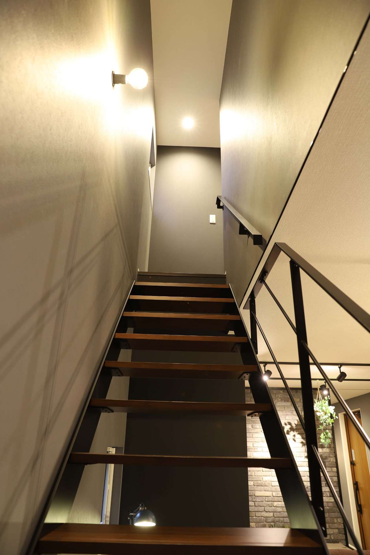 インテリアのアクセントにもなるアイアン階段