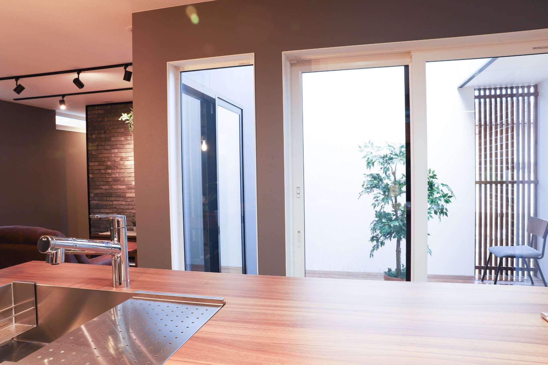 中庭を眺めながら料理ができる明るいキッチン