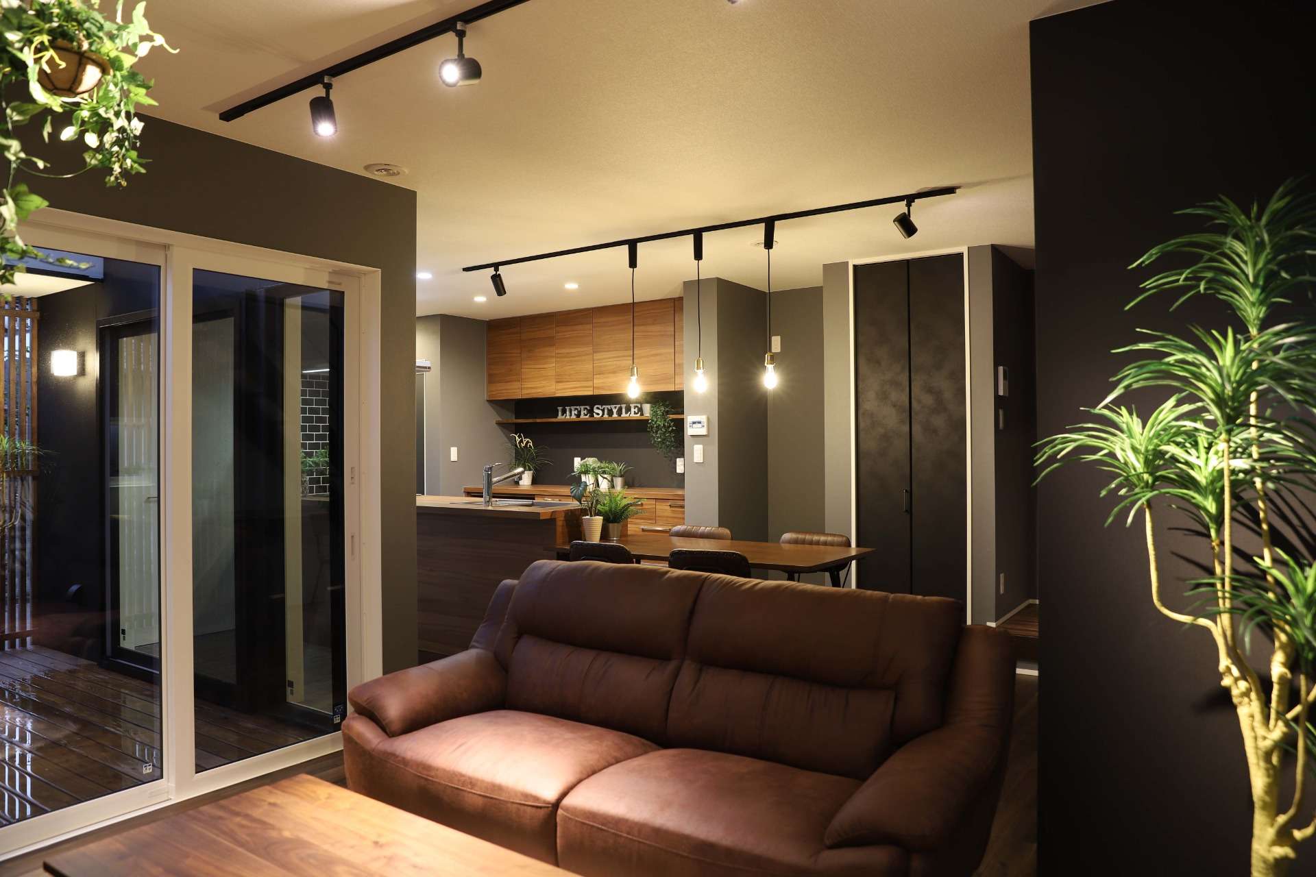 窓を全開にすれば、リビングがテラスまで広がるワンルームのような空間に。内と外が心地よく繋がります。