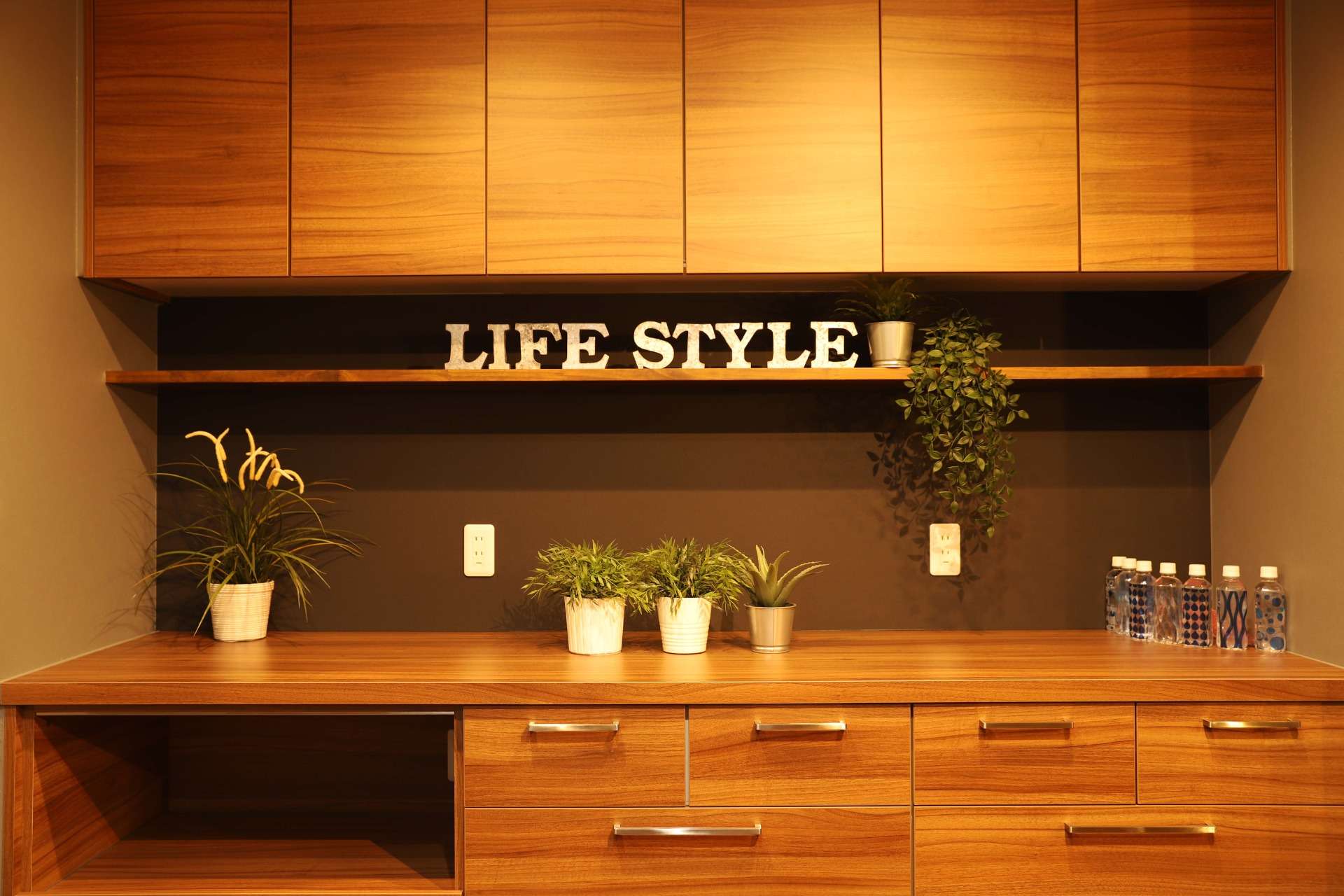 全体を木目調でまとめたインテリア