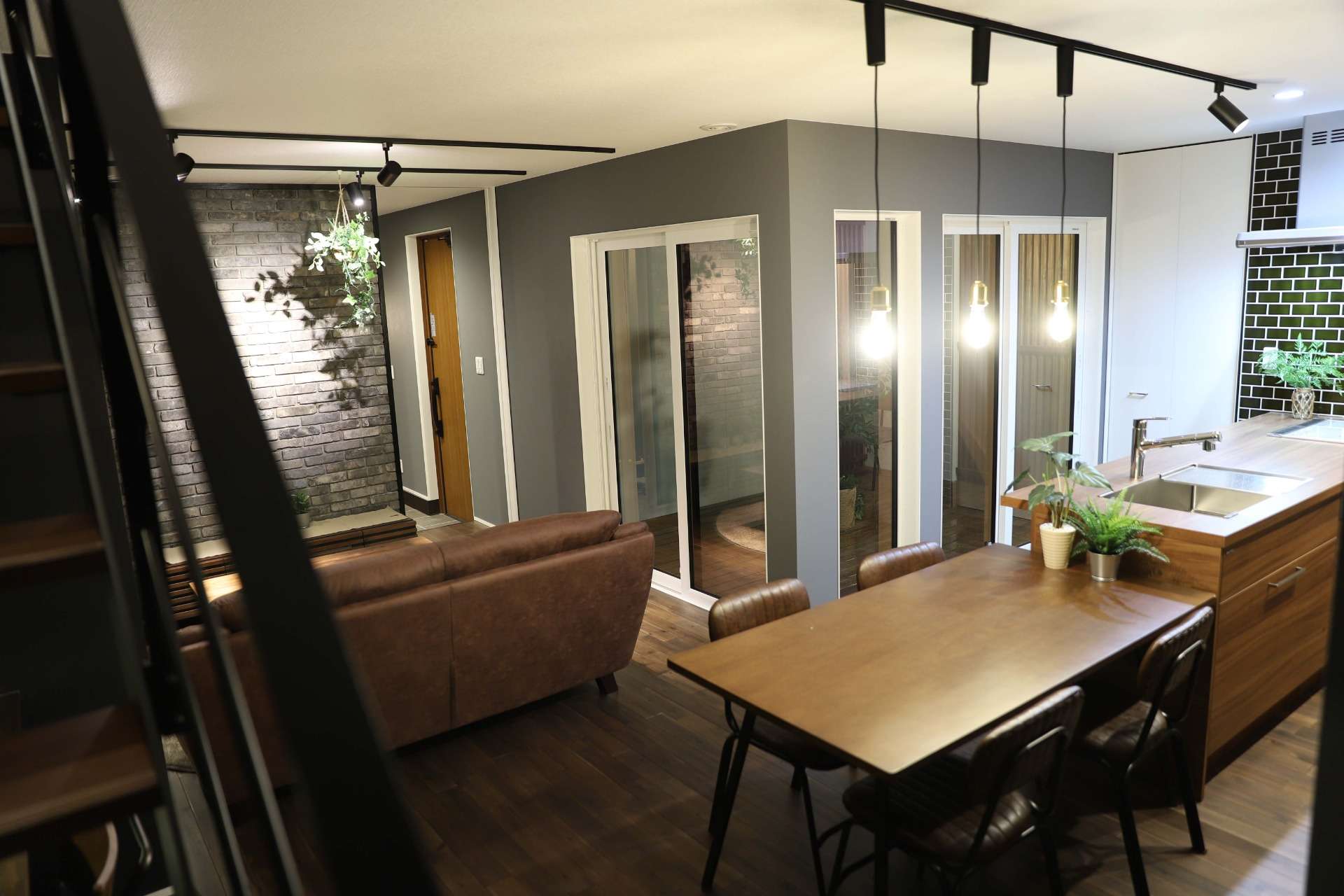 家の中心に配置された「中庭」。この空間があることで、周囲の視線を一切気にすることなく、大きな窓からたっぷりの光を室内に採り入れることができます。