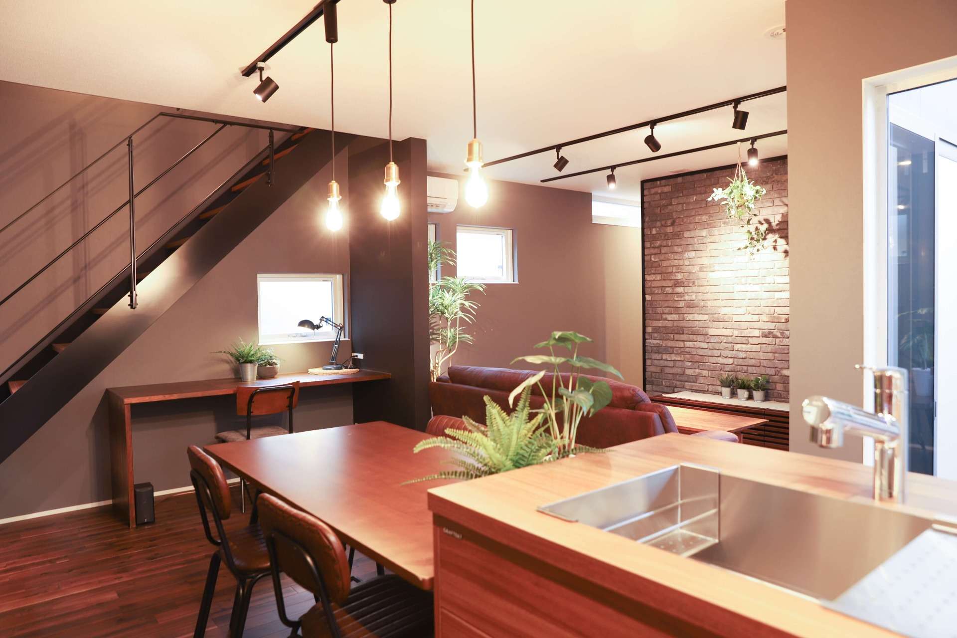 キッチンに立ちながら、中庭で遊ぶお子様やリビングでくつろぐ家族を見守れる安心のレイアウト。