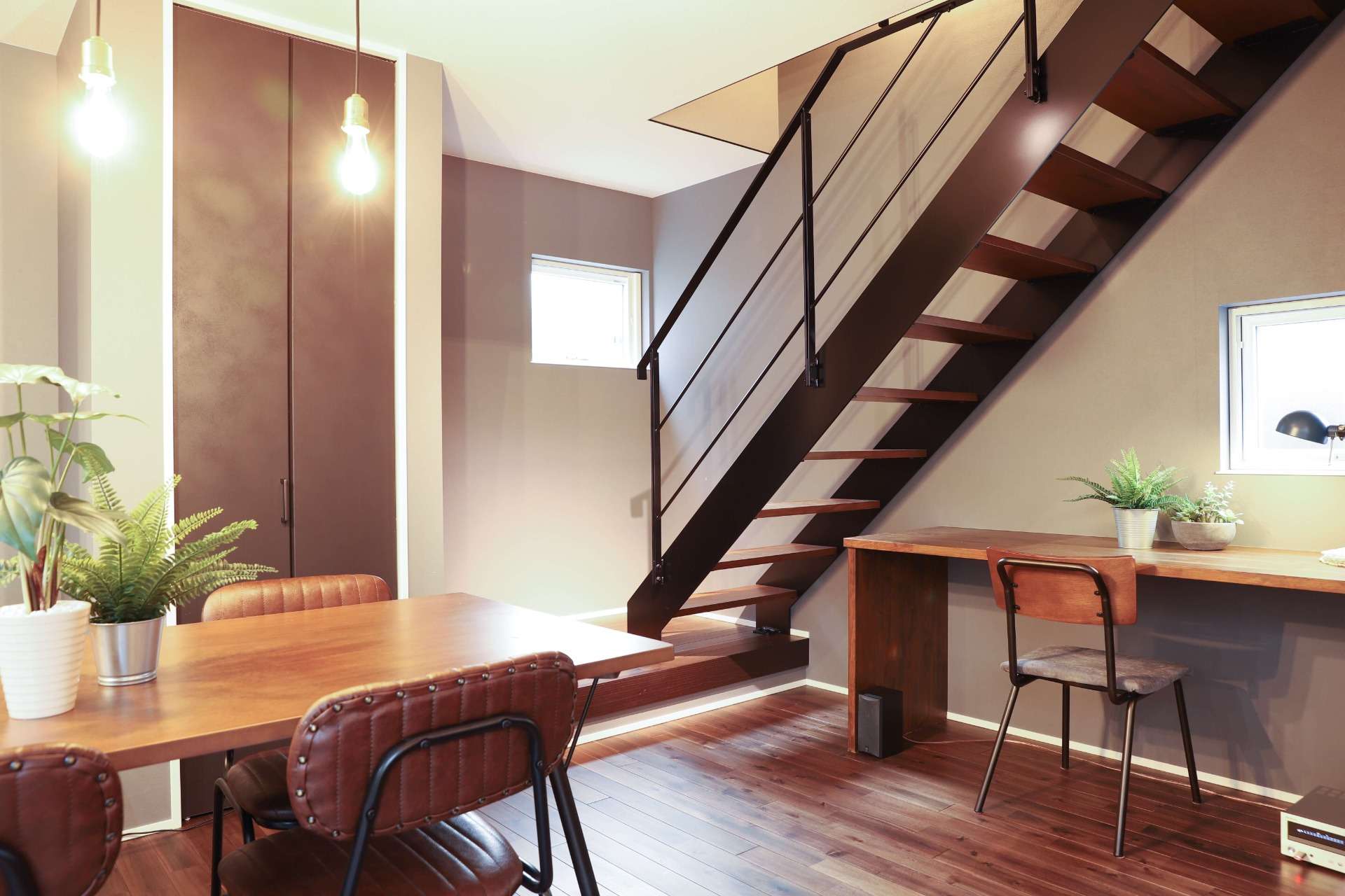 階段下のデッドスペースを利用したワークスペース