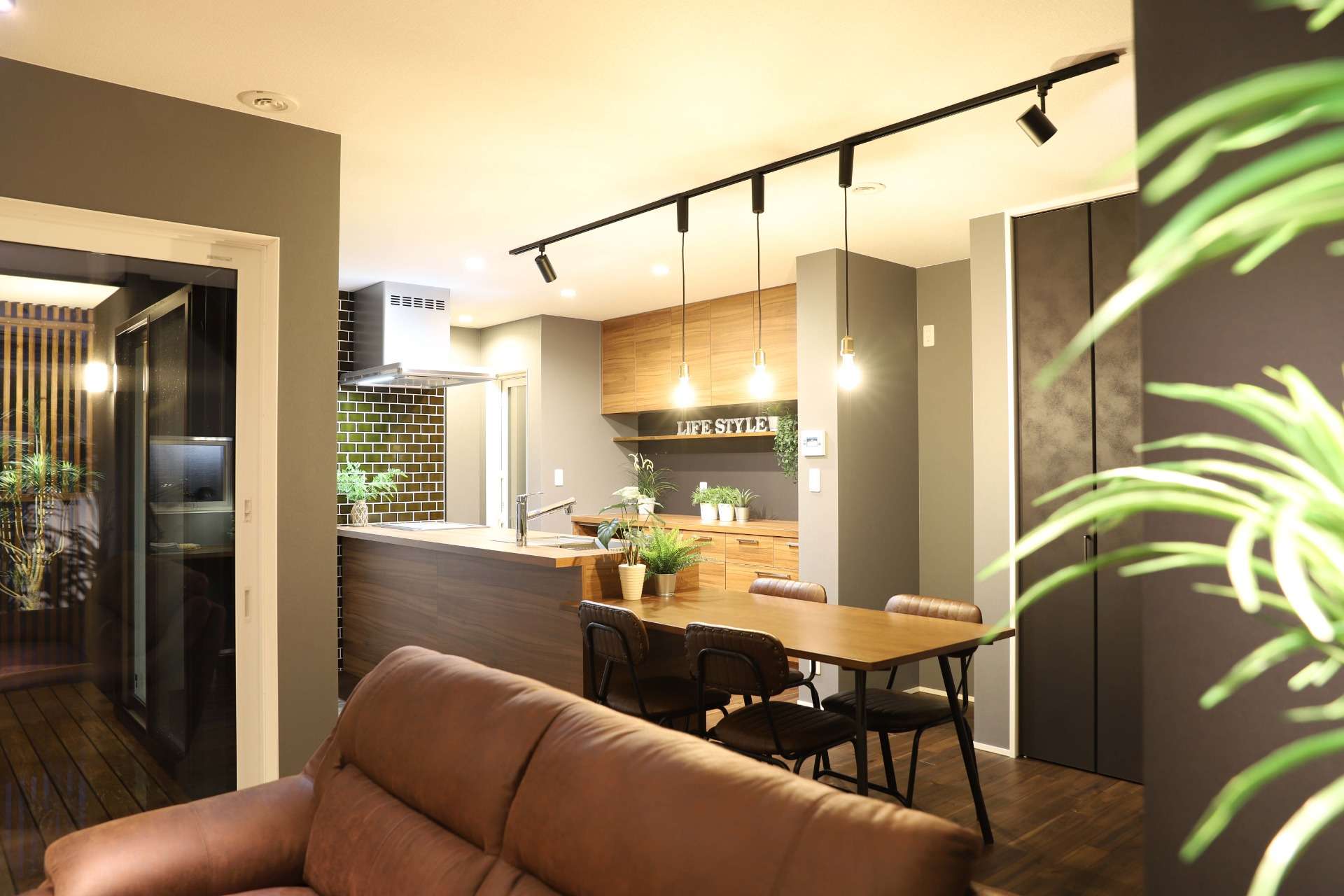 中庭を見ながらくつろげるリビング