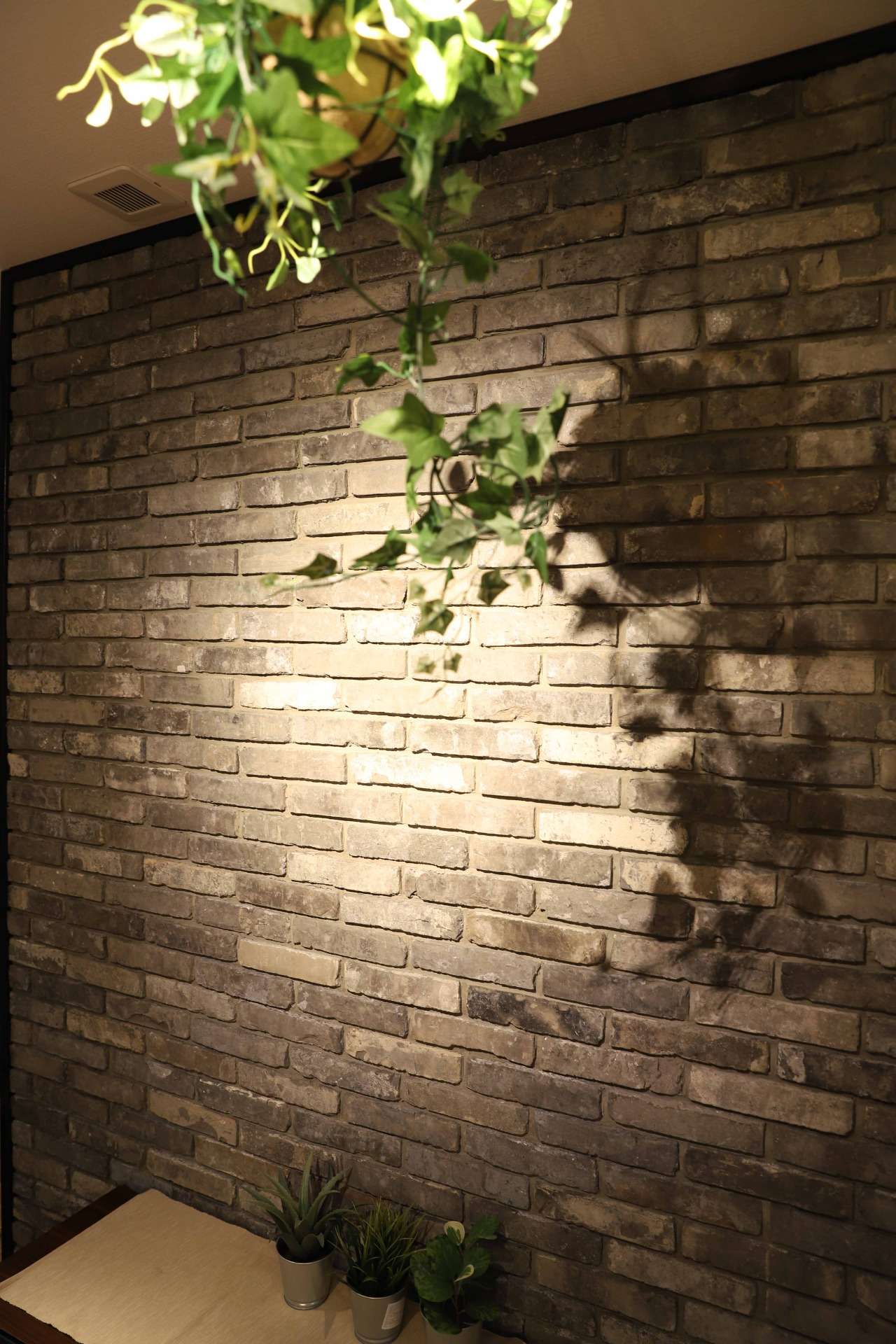 アクセントタイルに立体感が生まれる照明デザイン