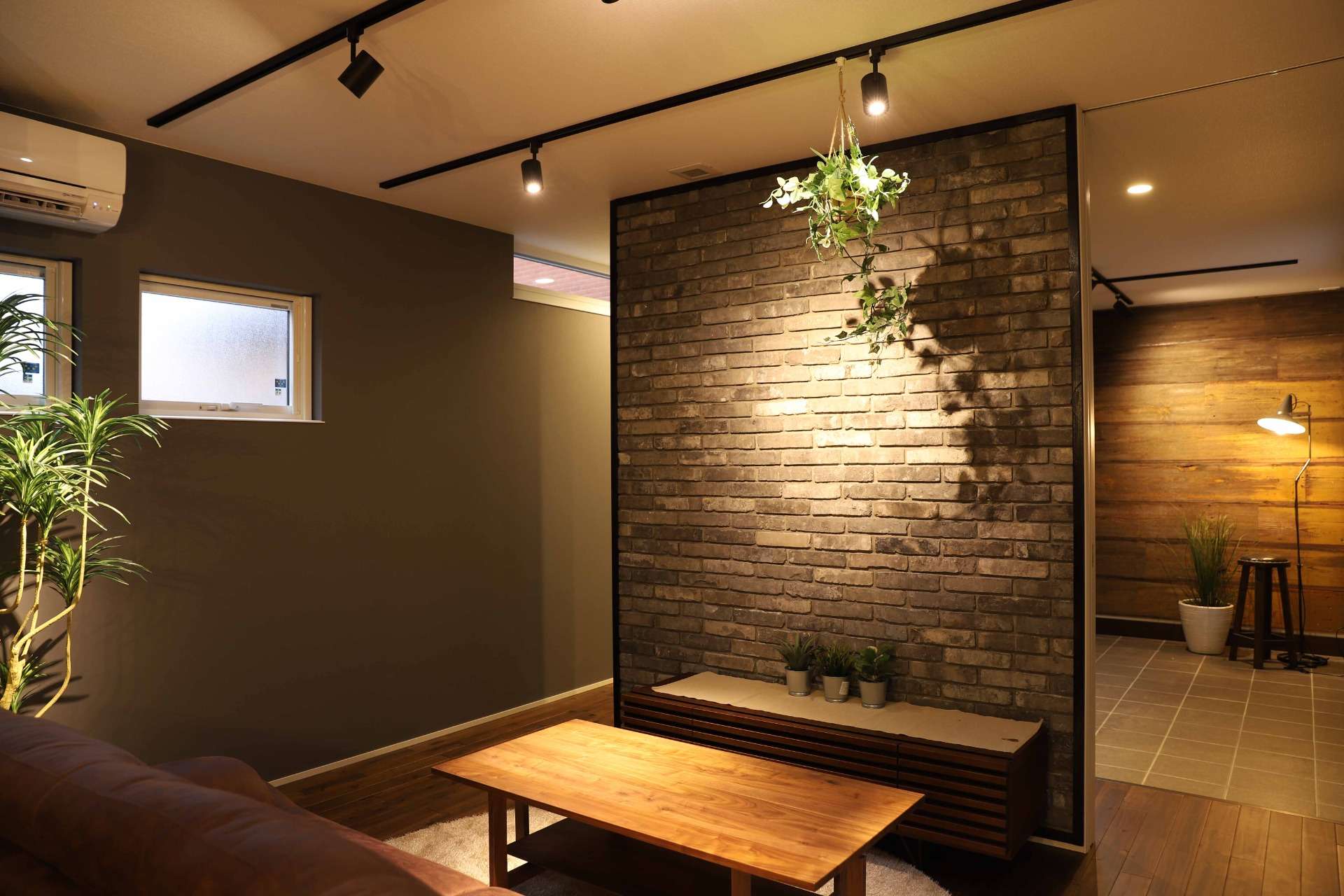 目隠しにもインテリアのアクセントにもなるアクセントタイル