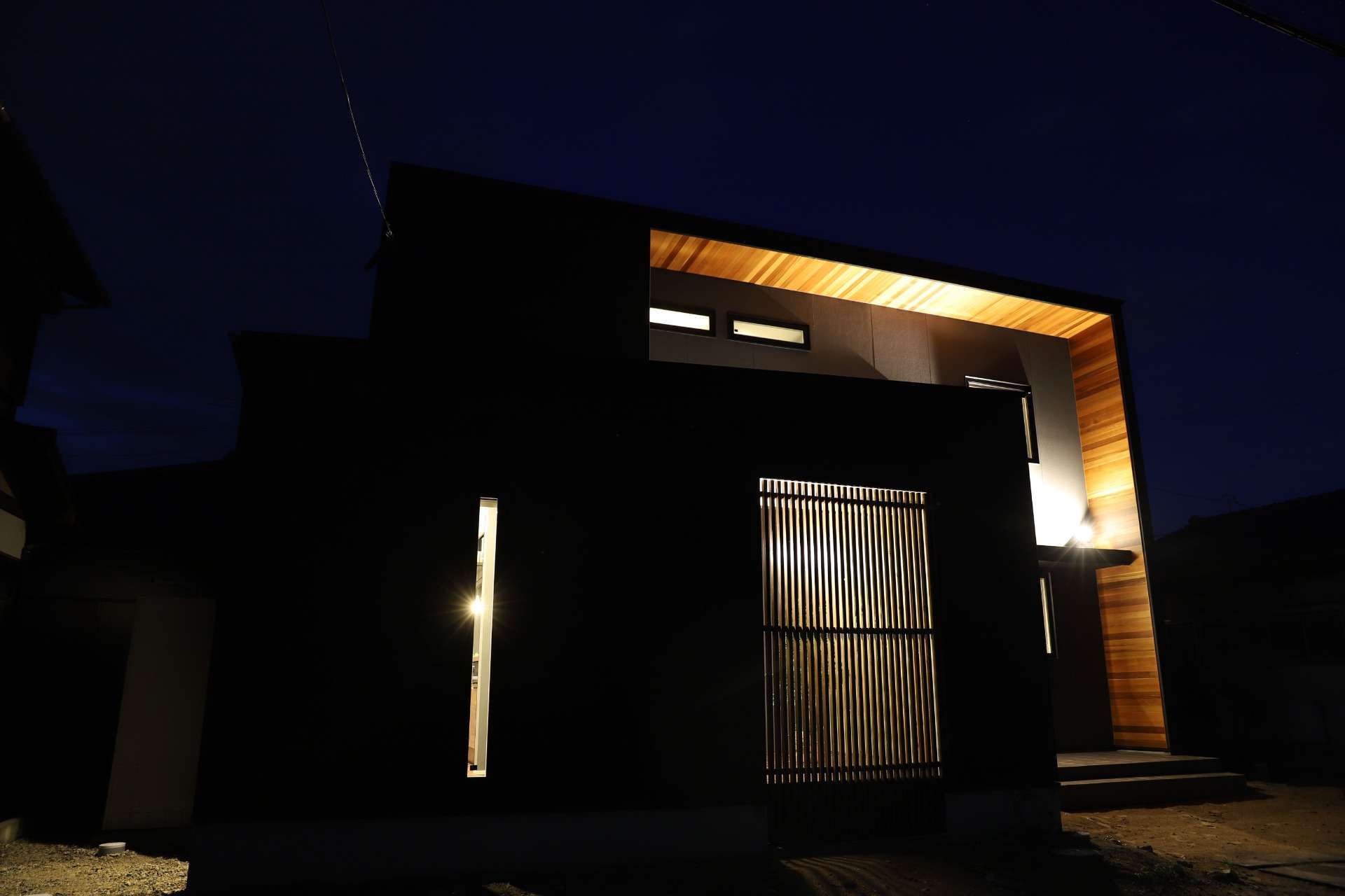 間接照明で優しく浮かび上がる外観。福津市の風景に馴染む、落ち着きと気品を兼ね備えたデザインです。