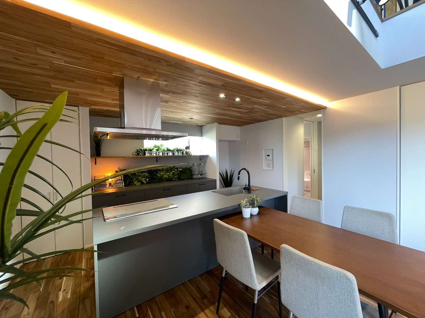 間接照明がおしゃれなダイニングキッチン