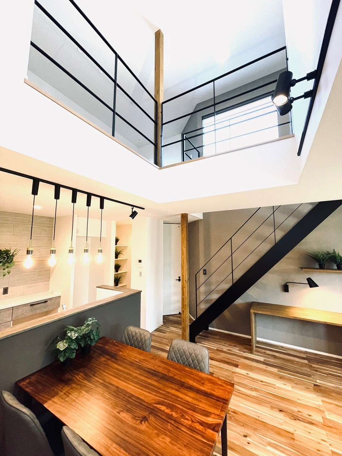 吹き抜けとダイニング