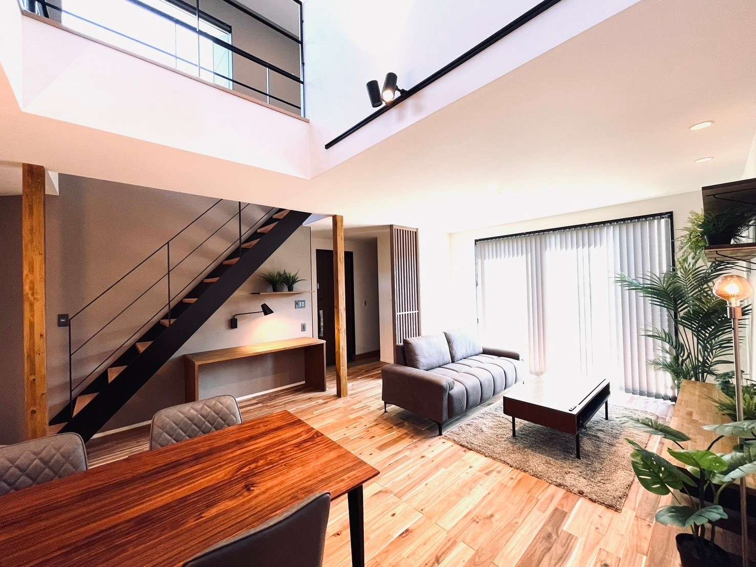 ピクチャーウインドウから光が溢れる、大空間の吹き抜けリビング