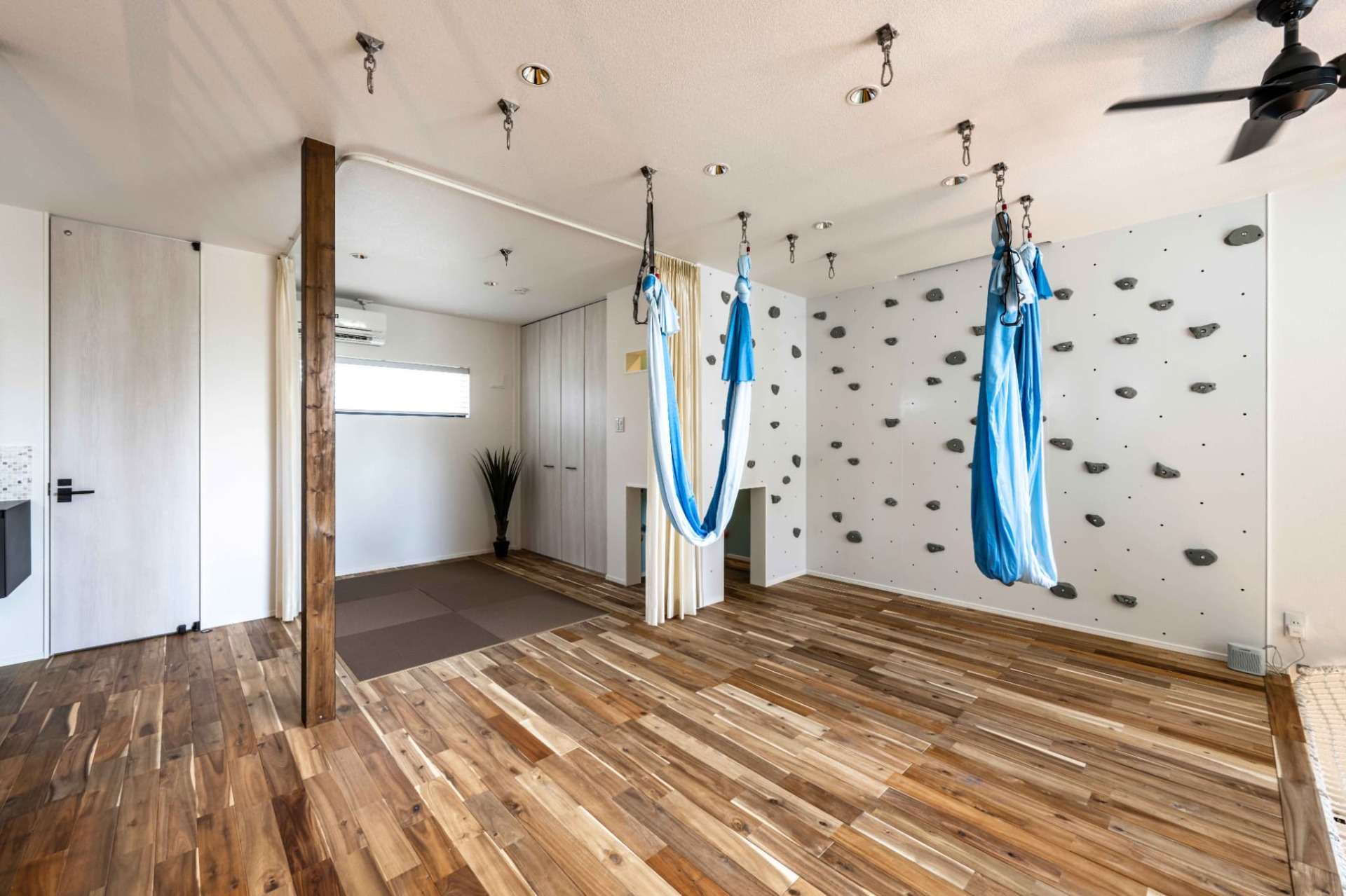 趣味のスリングヨガやボルダリングを楽しめる部屋