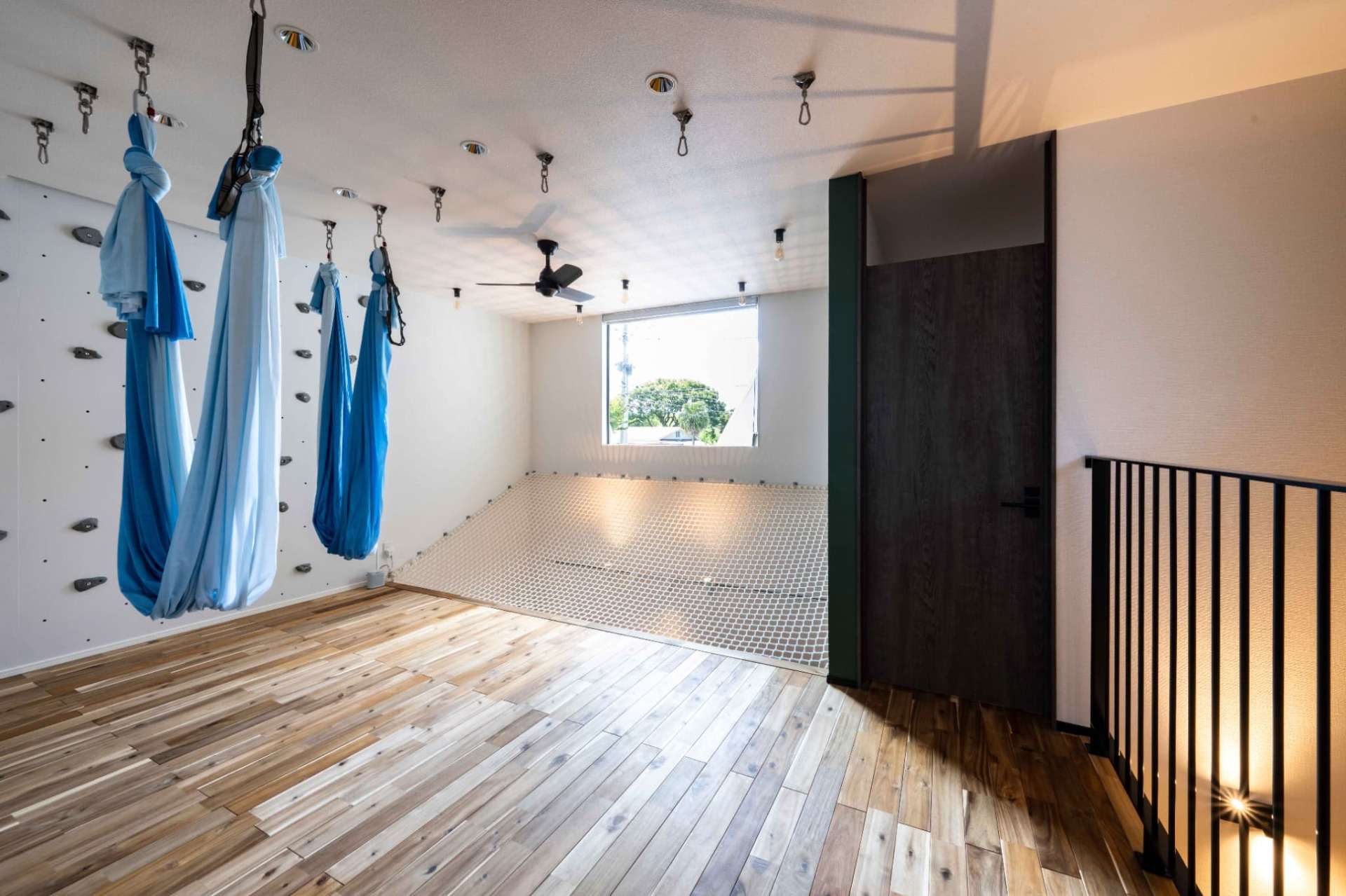 趣味の空間と吹き抜けに設けたハンモック