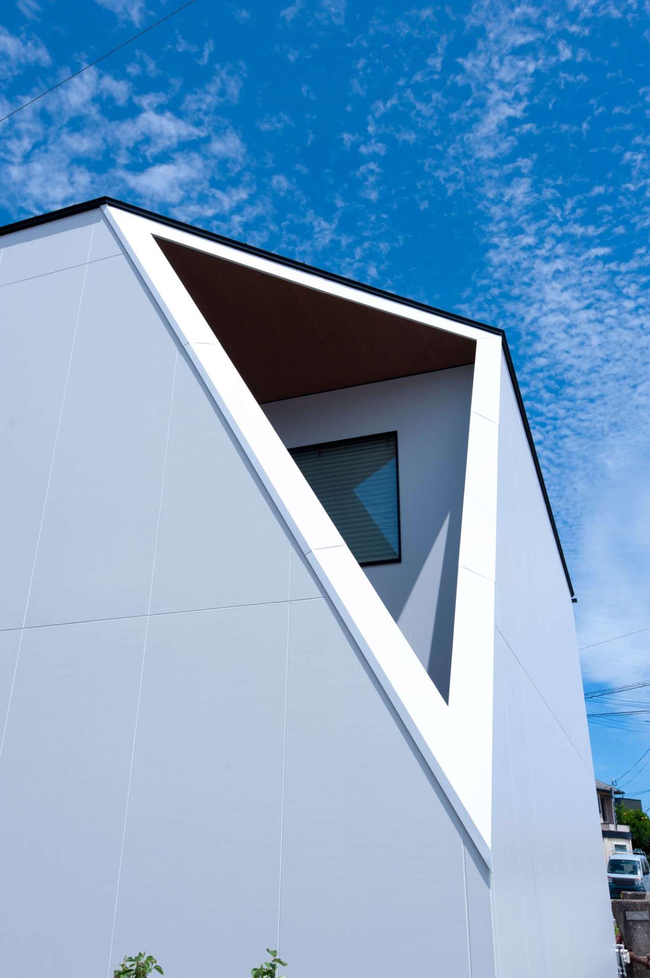 外壁を切り取ったような印象的な外観