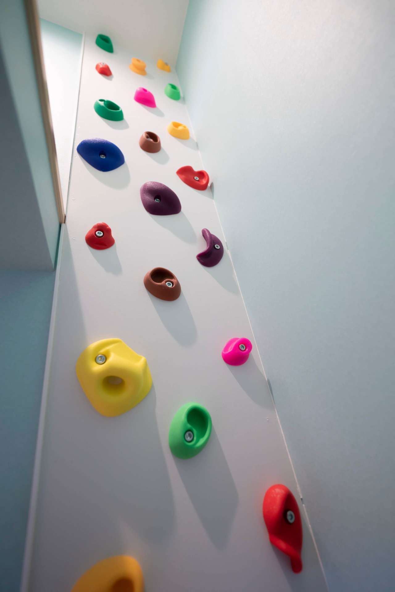 カラフルなボルダリングウォール