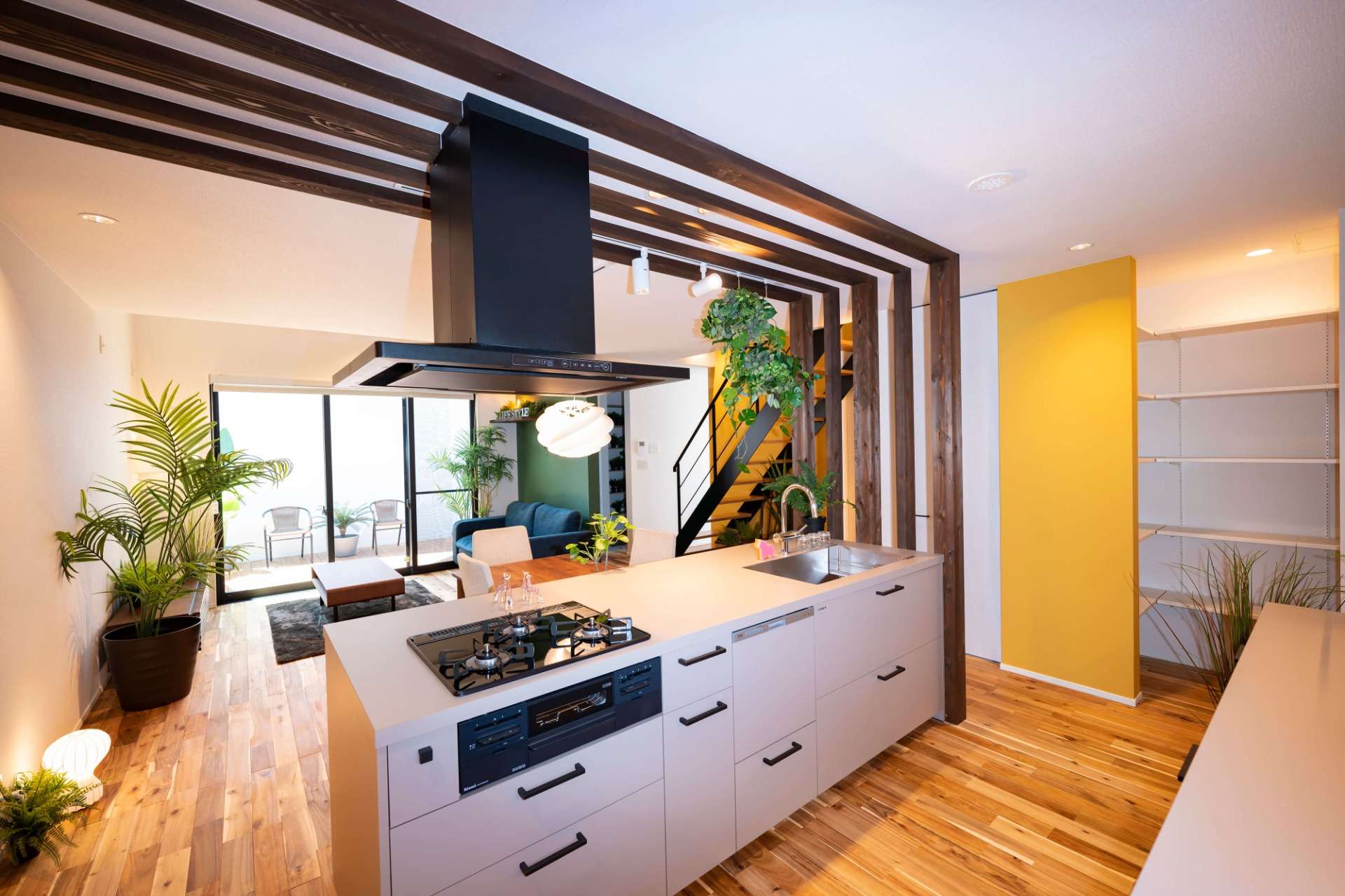 パントリーや洗面台、ファミリークローゼットに繋がる回遊動線のキッチン