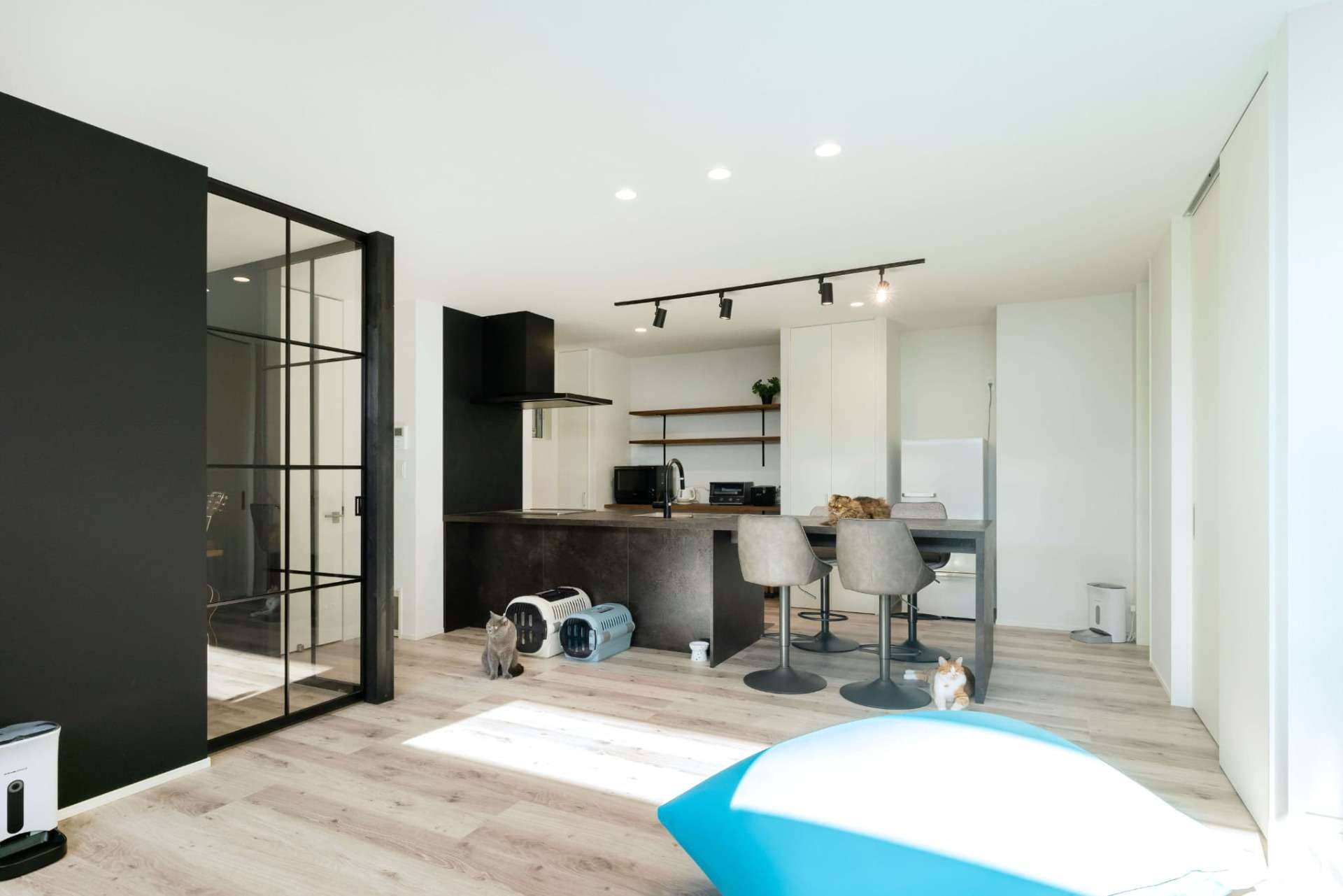 キッチンと横並びのカウンターテーブル