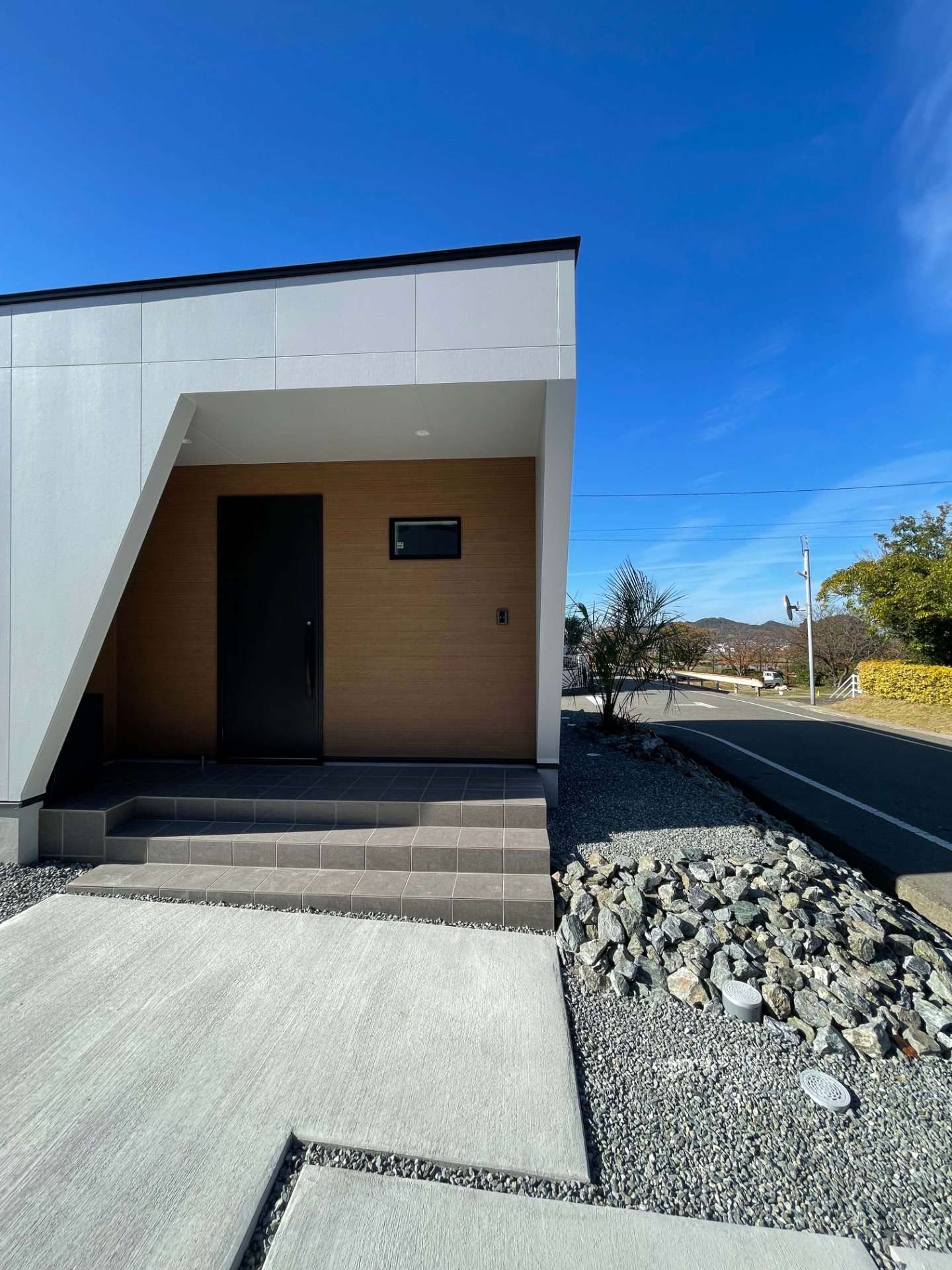 家の表側は窓を無くし、プライベートを守る設計