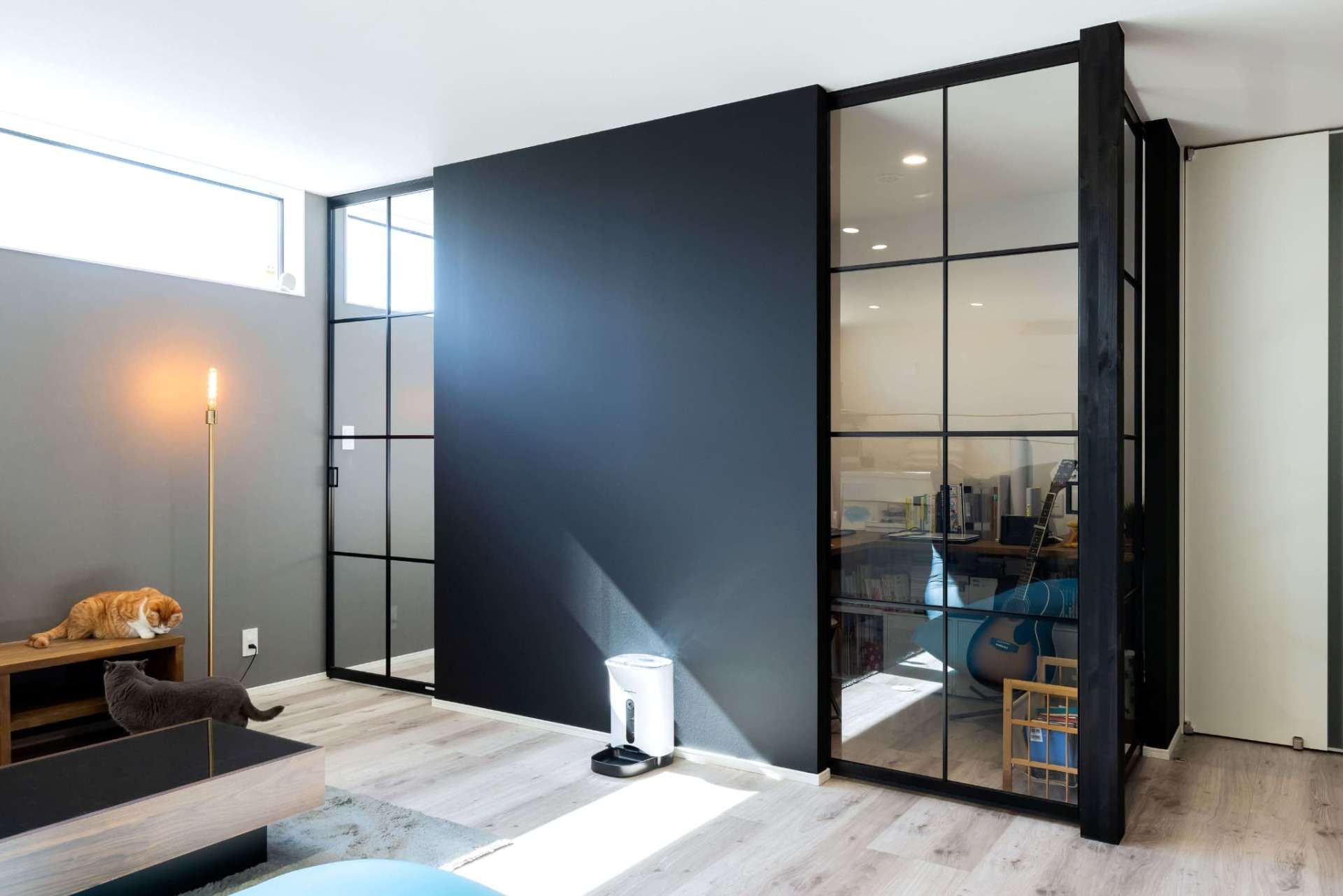 透明扉がインテリアのアクセントにもなるワークスペース