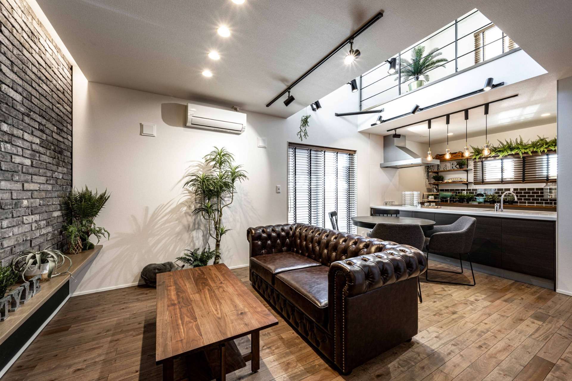 アクセントタイルがモダンな雰囲気のリビング