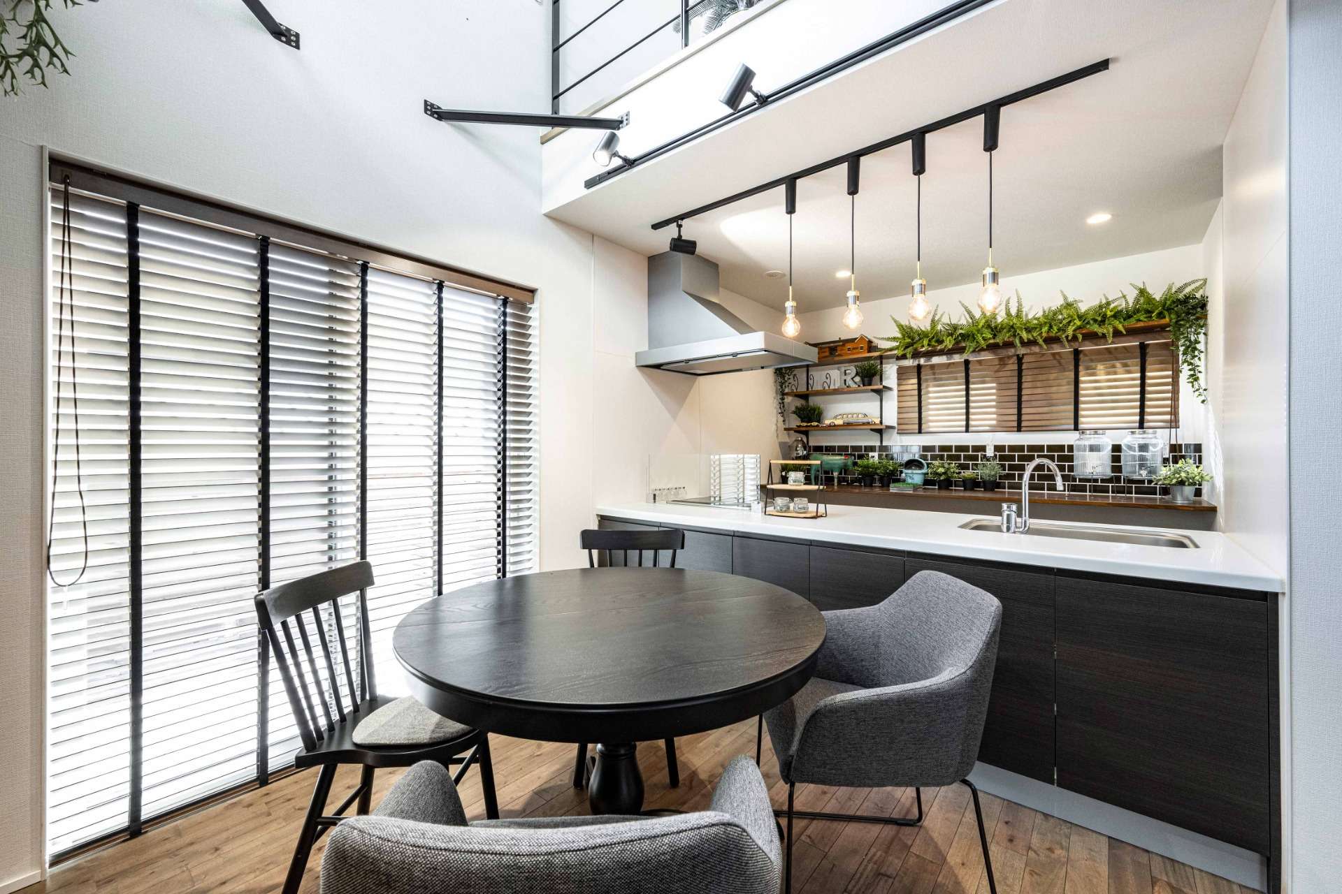 吹抜けから明かりが差し込むダイニング