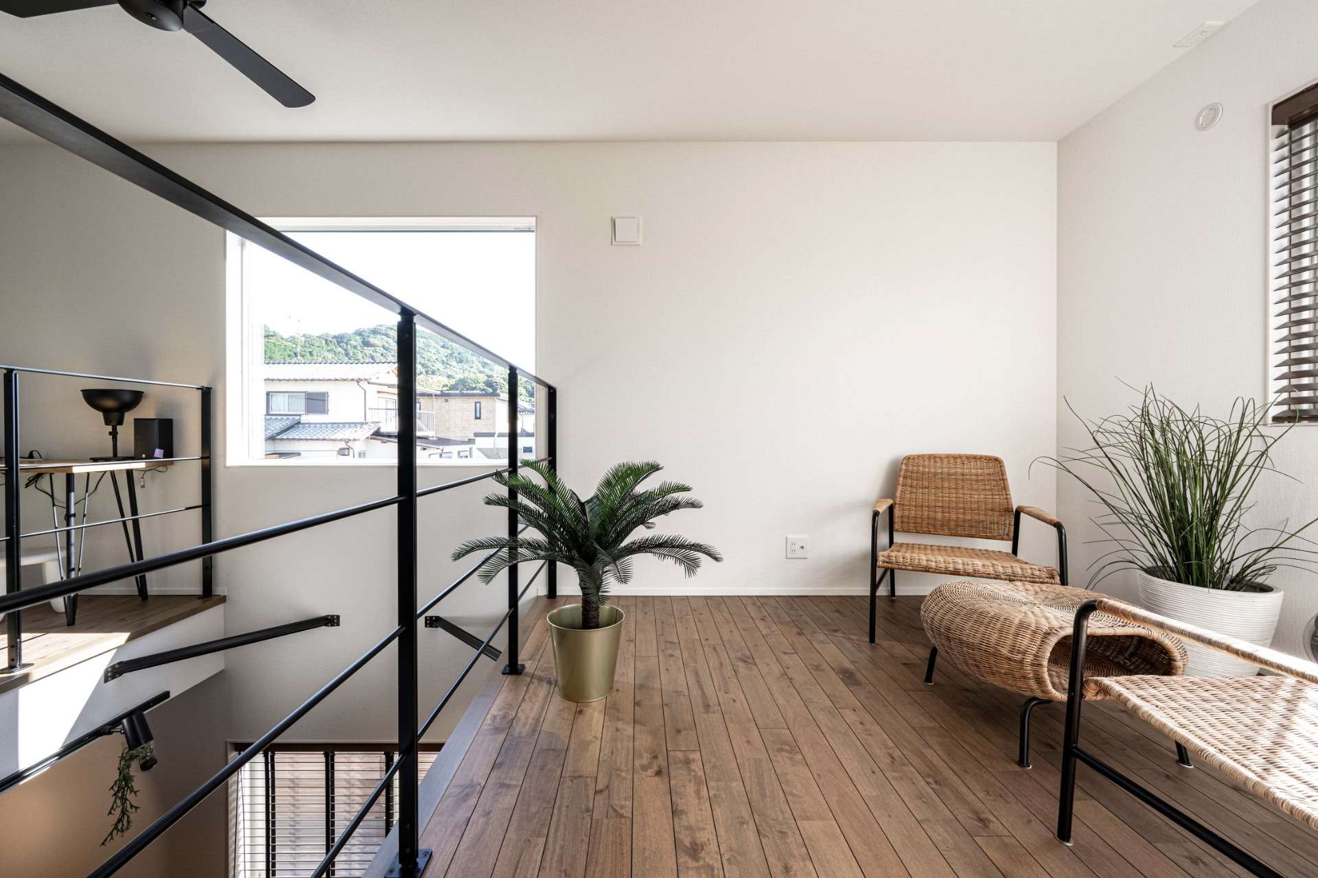 ピクチャーウインドウからの景色も楽しめる階段ホール